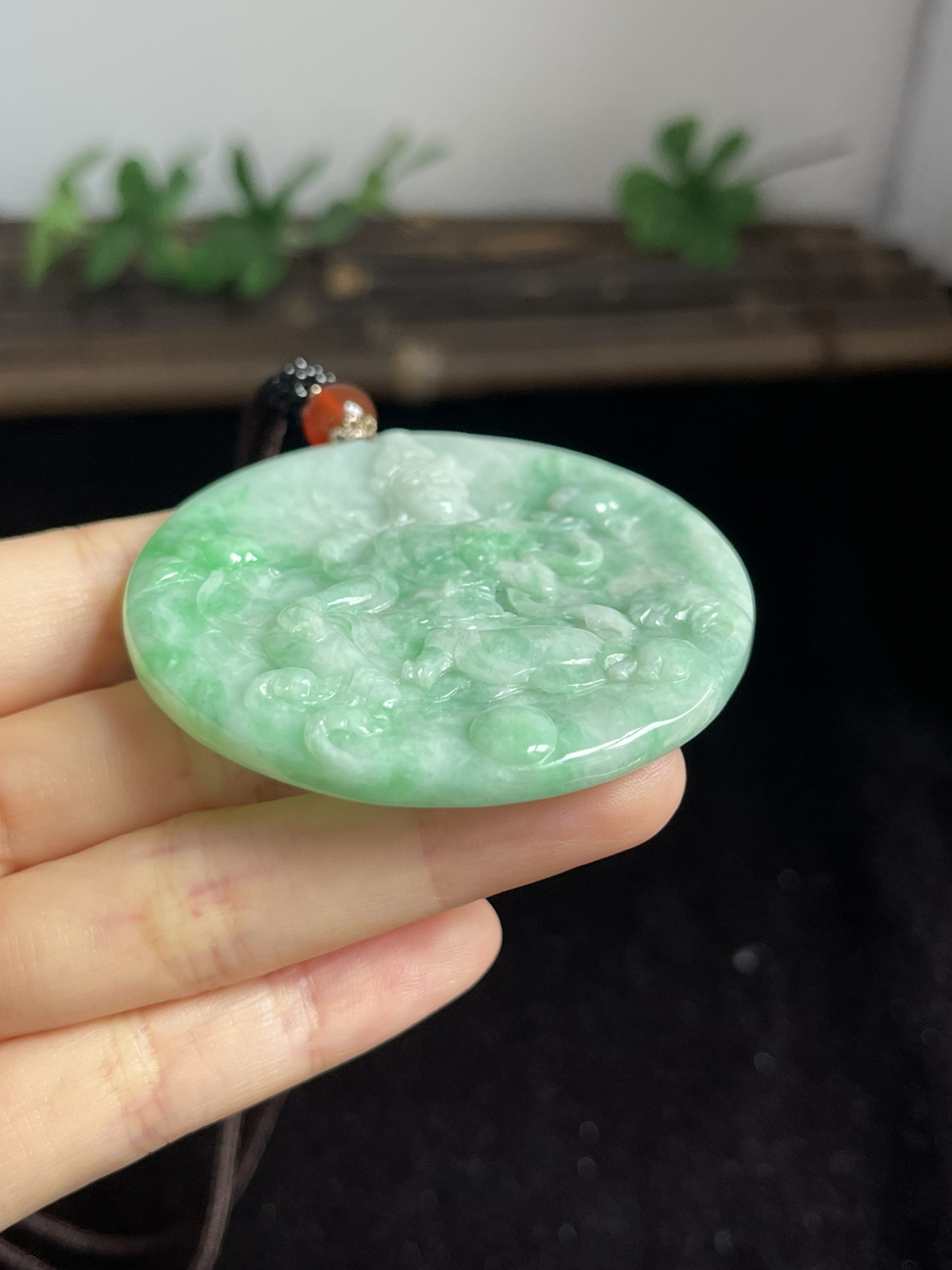翡翠糯化种淡绿色挂件，配珠未测