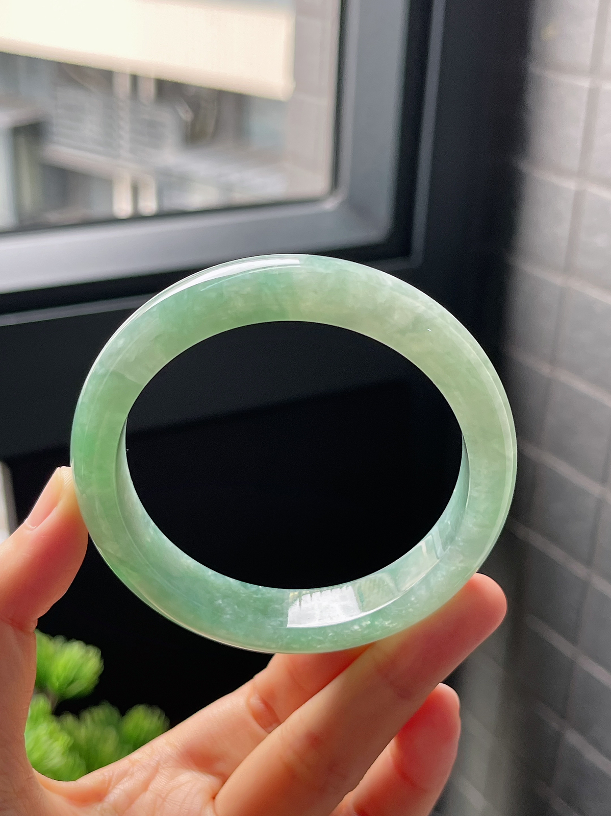 圈口57.2，冰糯种绿色翡翠正圈手镯