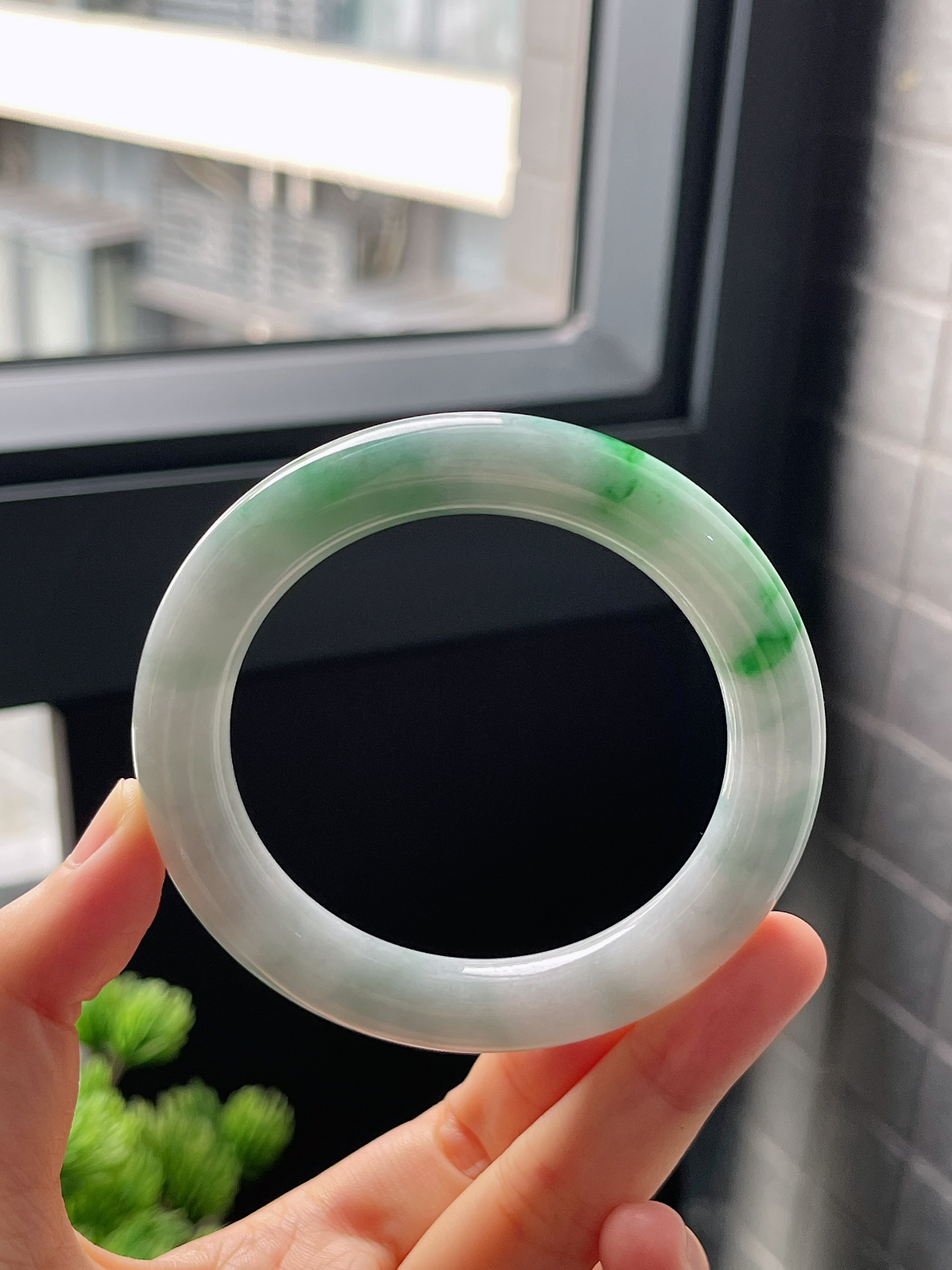 圈口55.8，糯化种飘绿花翡翠圆条手镯