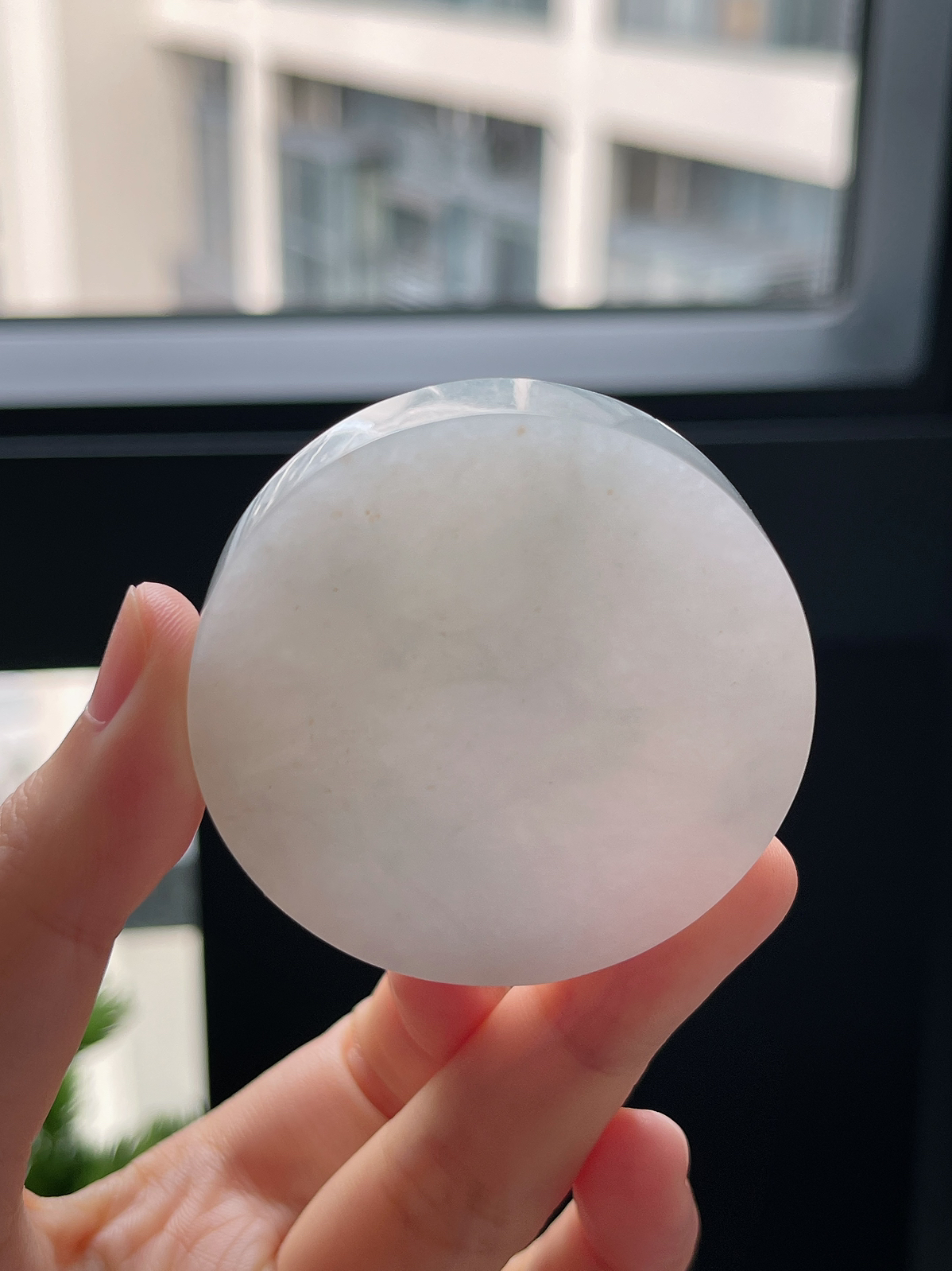 翡翠细糯种淡绿色镯心