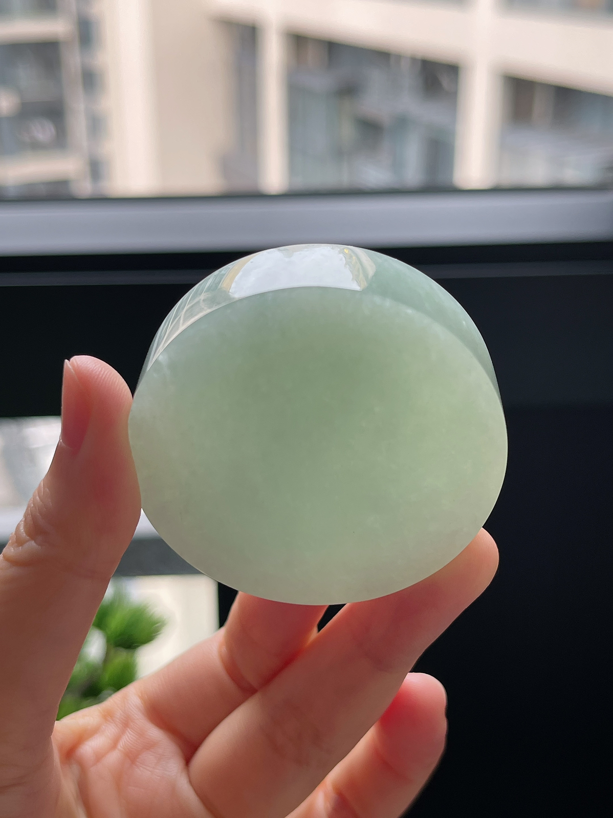 翡翠细糯种淡绿色镯心