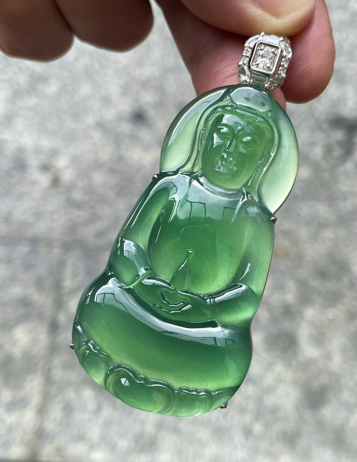 【冰种晴绿观音吊坠】老坑雪花棉，料子通透闪亮，质地致密，种老起强胶感，人物面部开脸生动，雕刻很精细，表情端庄祥和。18k金钻镶嵌，裸石尺寸61*32.6*4.5毫米