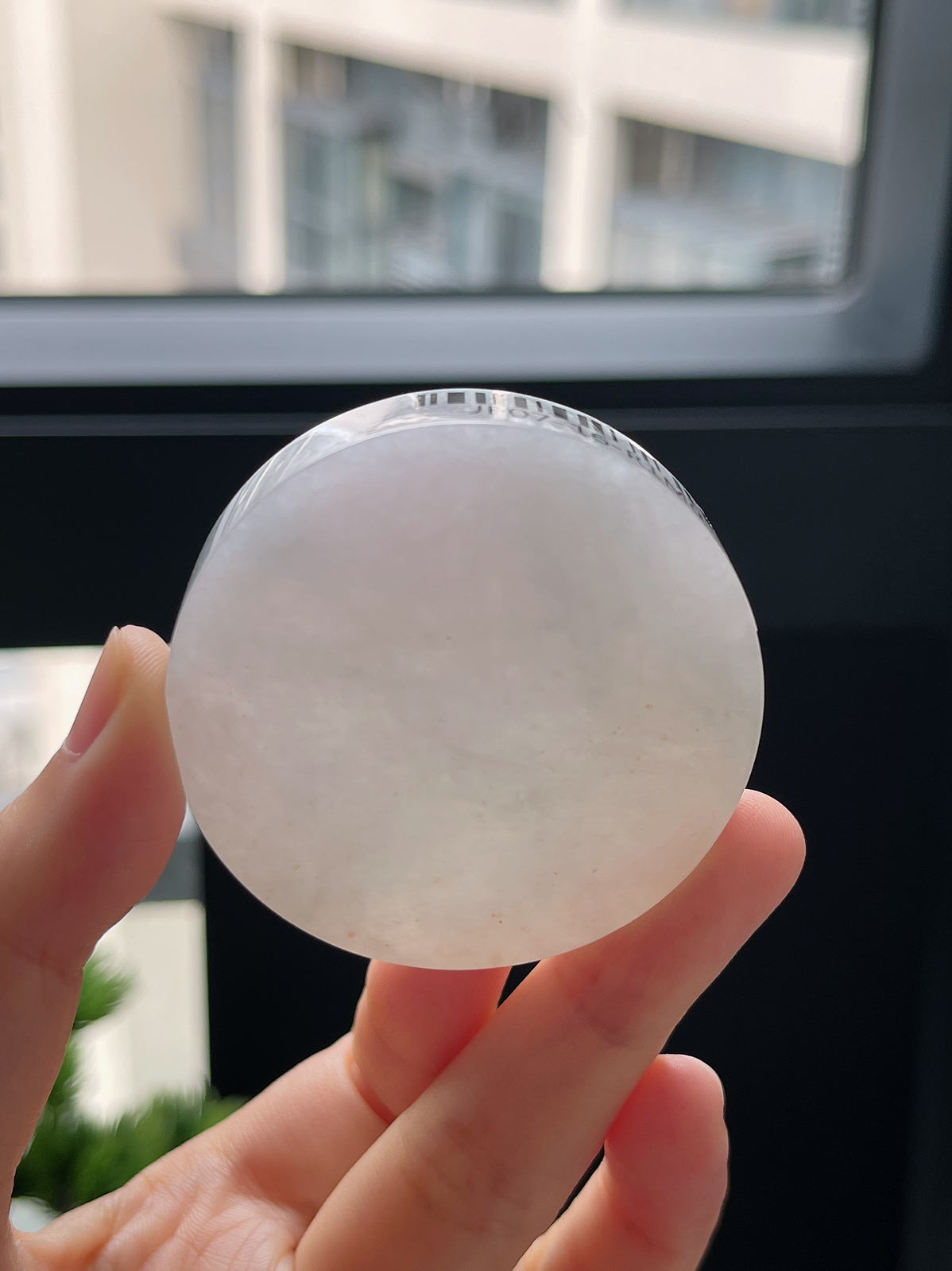 翡翠细糯种淡绿色镯心