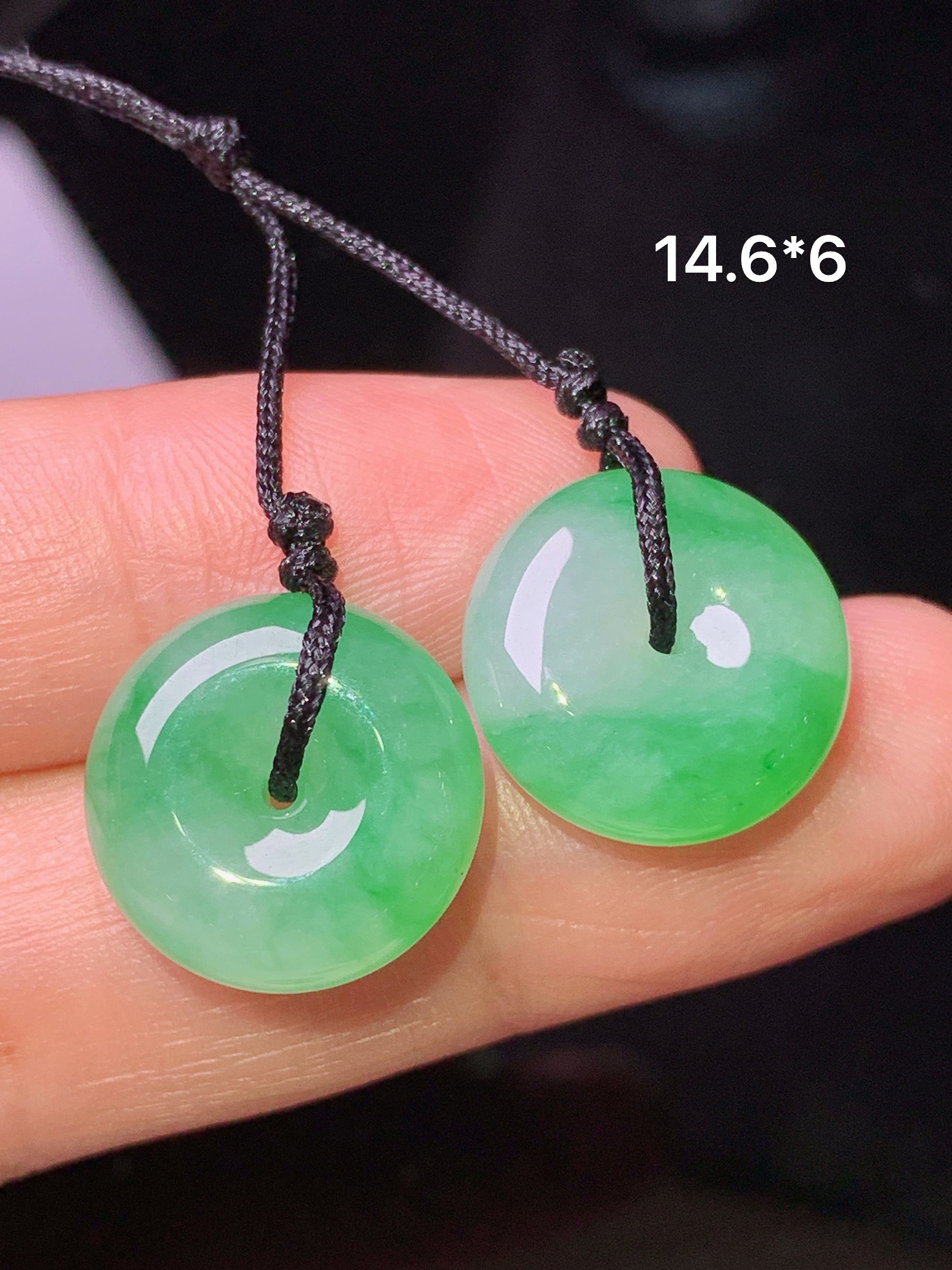 飘绿平安扣一对 玉质细腻 色泽艳丽清新 水润亮眼 整体尺寸14.6*6 i2