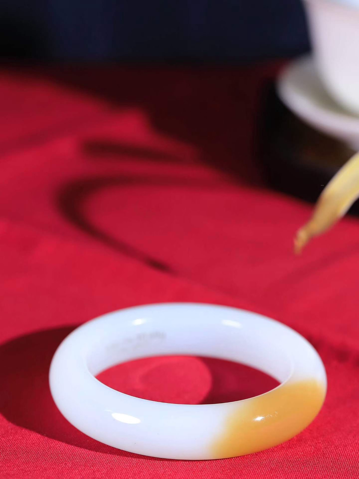 （一见倾心.手镯）

收藏级臻品️和田玉糖白玉手镯，玉质温润细腻 油性十足 手感舒适，高华雅逸，线