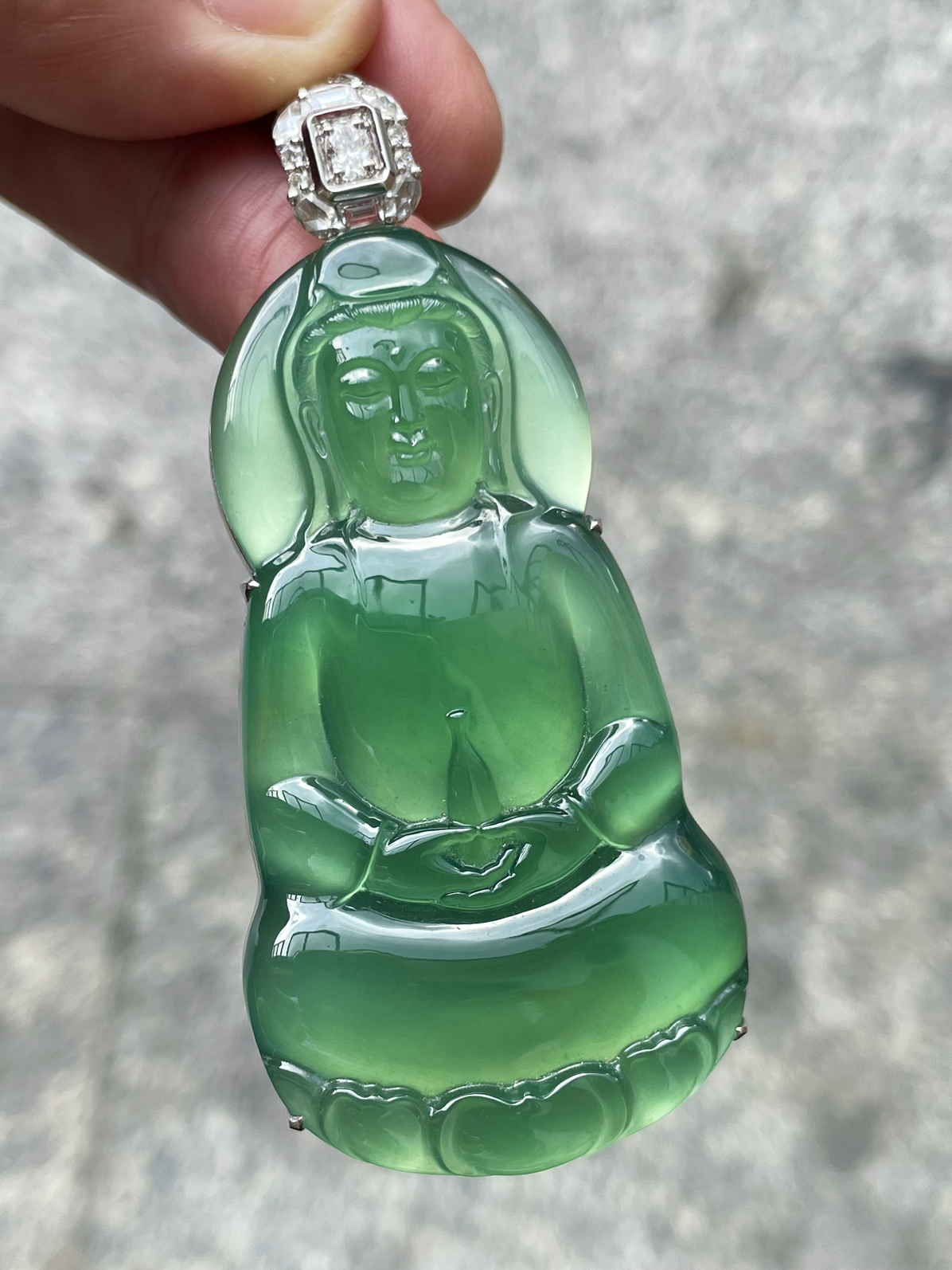 【冰种晴绿观音吊坠】老坑雪花棉，料子通透闪亮，质地致密，种老起强胶感，人物面部开脸生动，雕刻很精细，