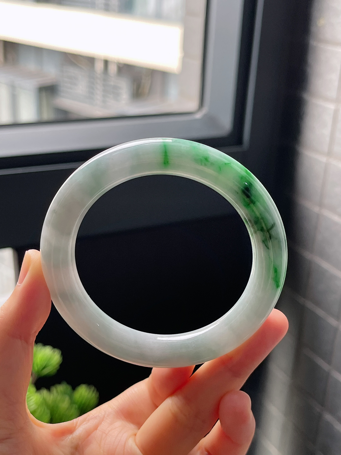 圈口55.8，糯化种飘绿花翡翠圆条手镯