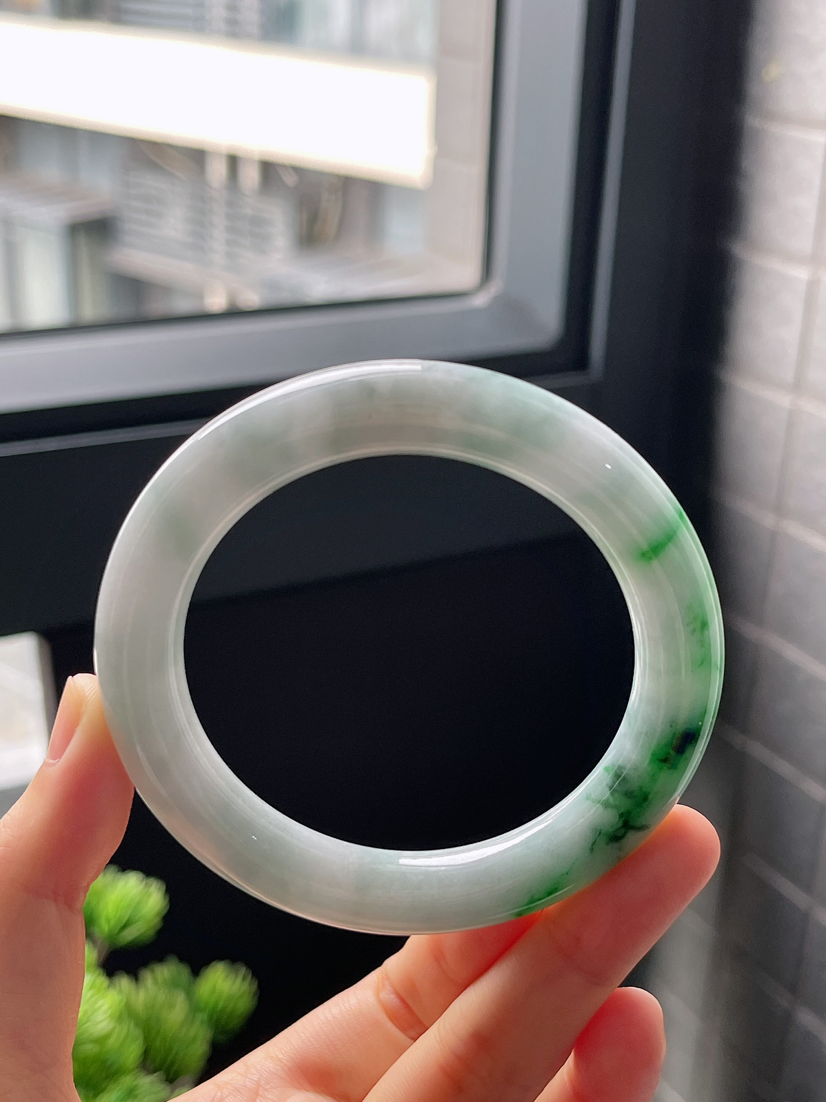 圈口55.8，糯化种飘绿花翡翠圆条手镯