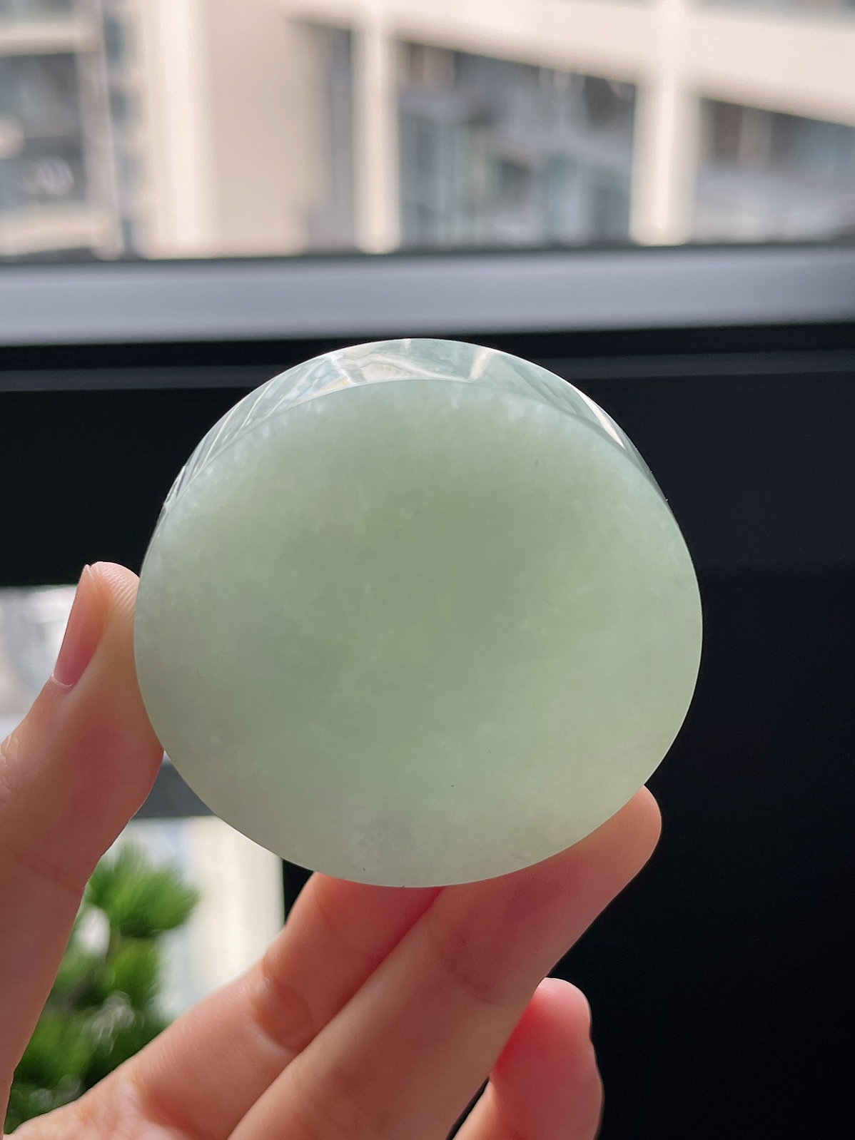 翡翠细糯种淡绿色镯心