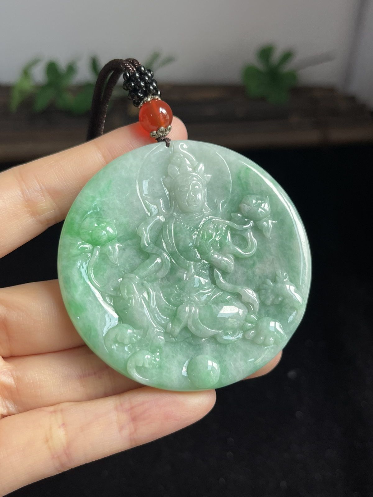 翡翠糯化种淡绿色挂件，配珠未测