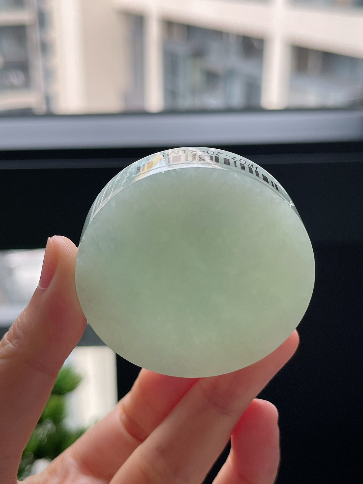 翡翠细糯种淡绿色镯心