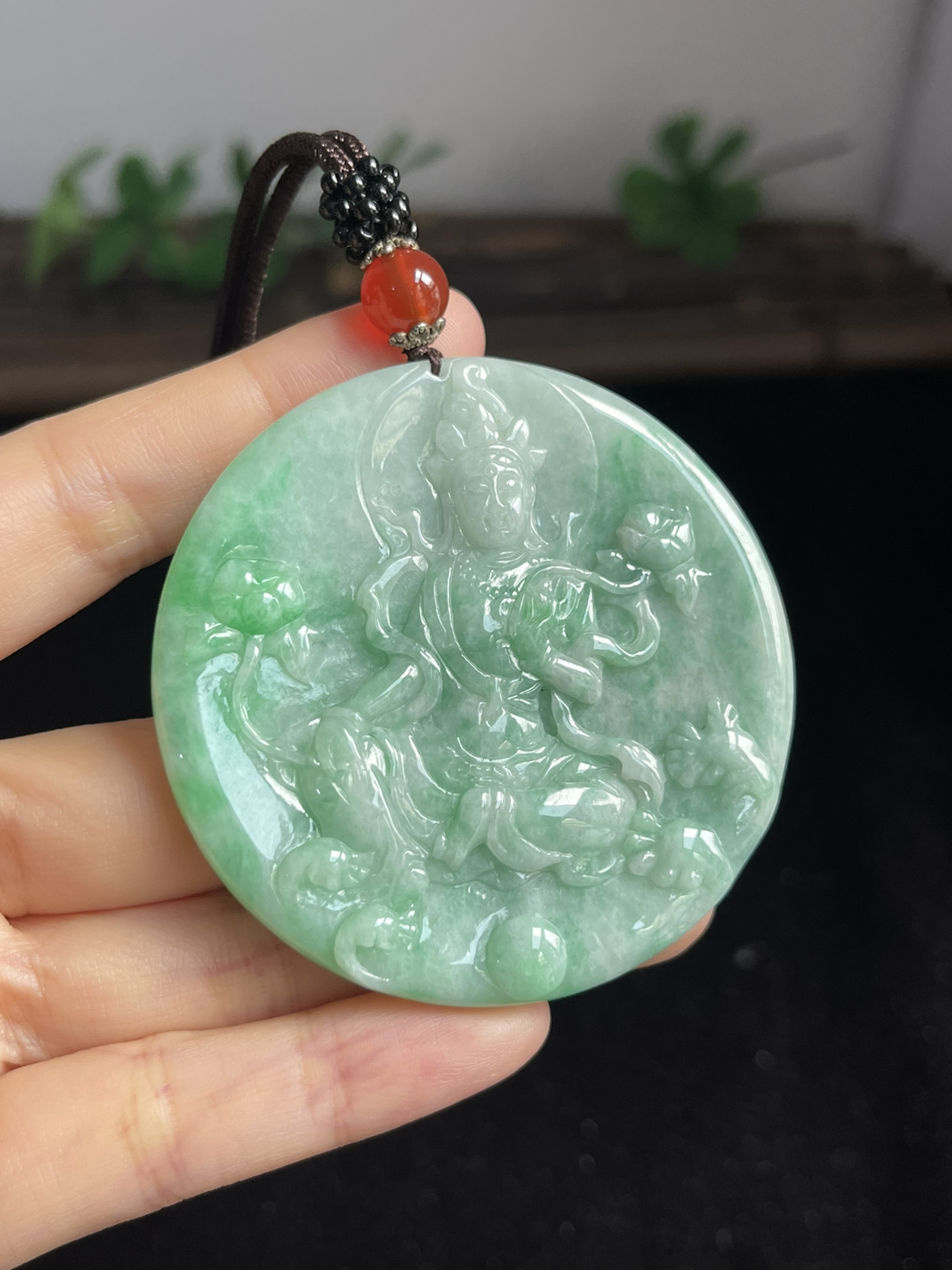翡翠糯化种淡绿色挂件，配珠未测