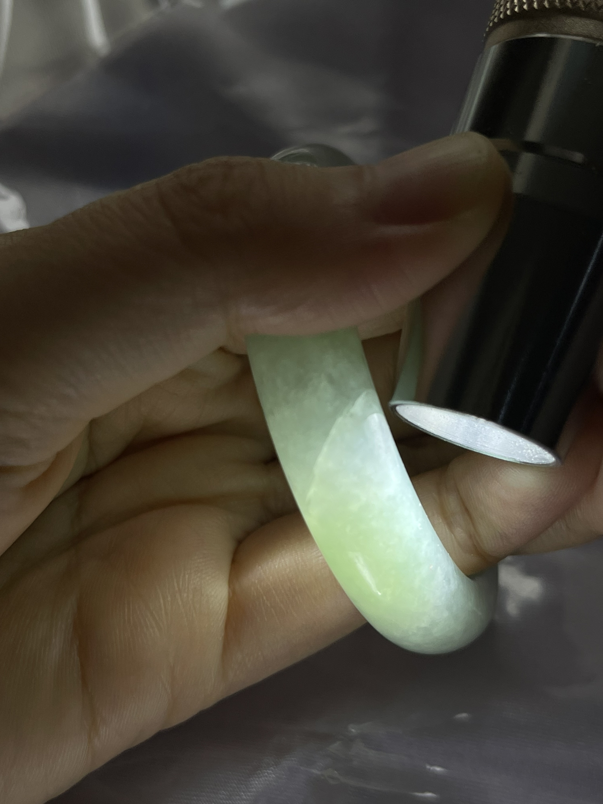 贵妃圈口54.5，冰糯种果绿色翡翠贵妃手镯
