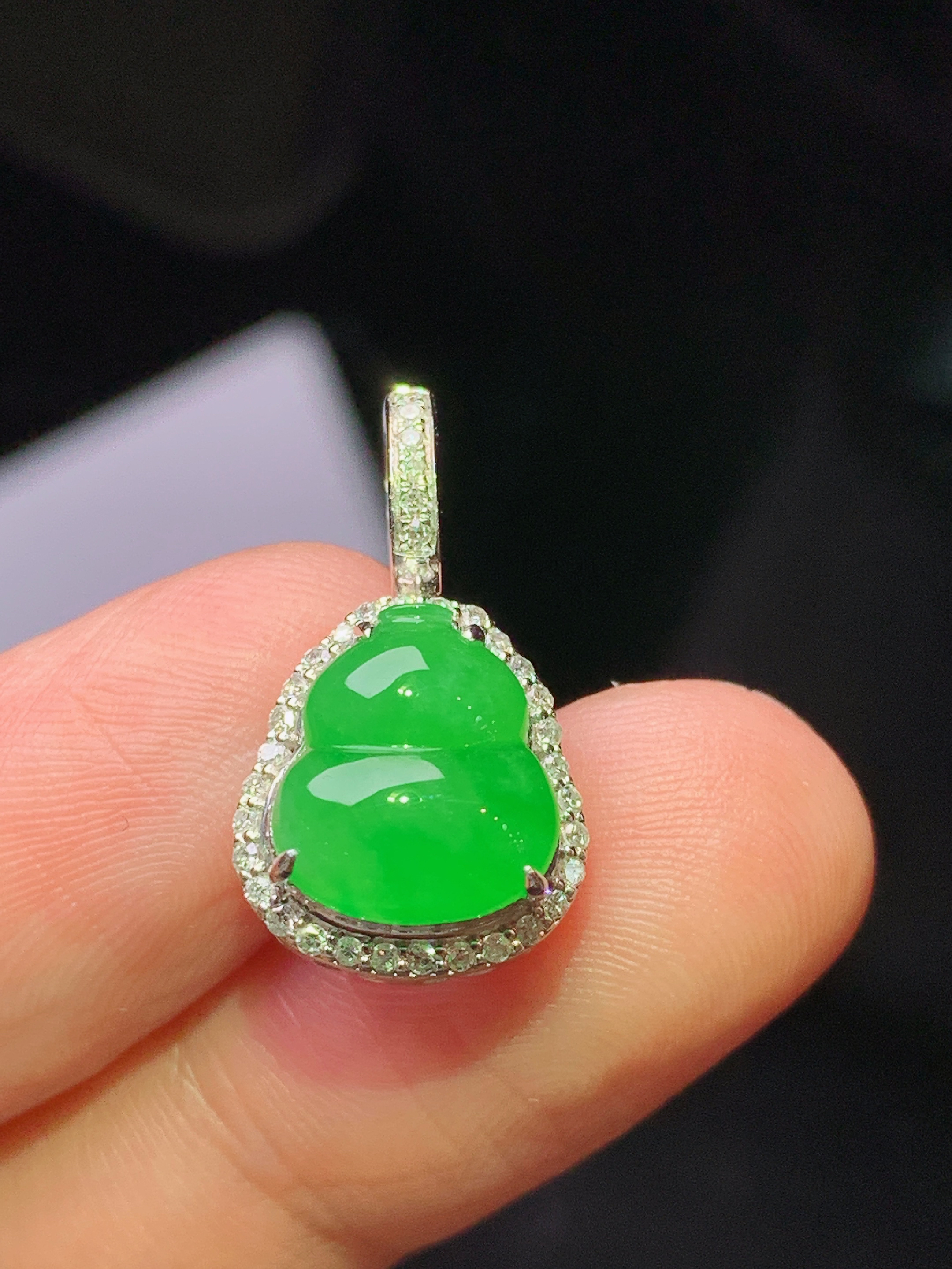 18k金钻镶嵌阳绿葫芦吊坠 玉质细腻 色泽艳丽清新 水润亮眼 整体尺寸20.6*11.3*8.3 f