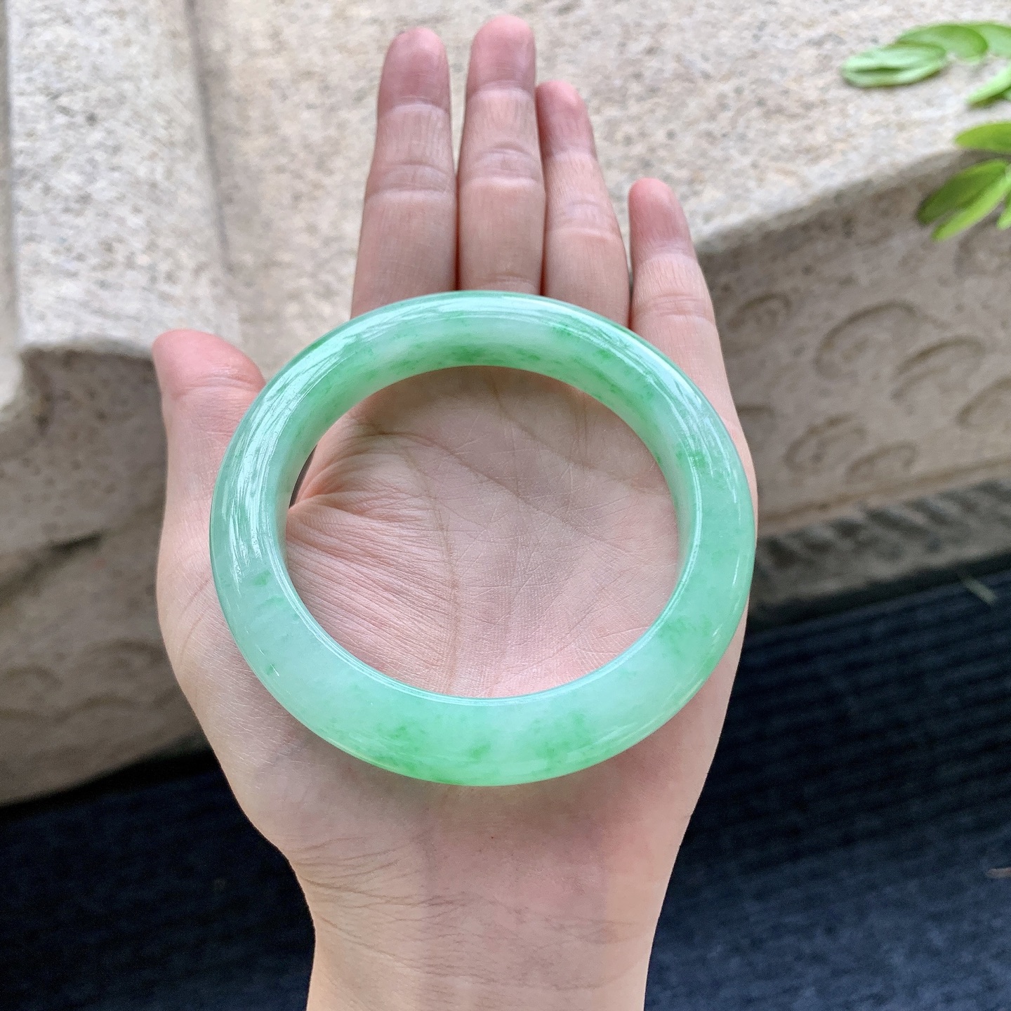 正圈56 57，圈口57.2/11/9.4，编码W6082620，描述阳绿，水润，种老，细腻，打灯有絮线