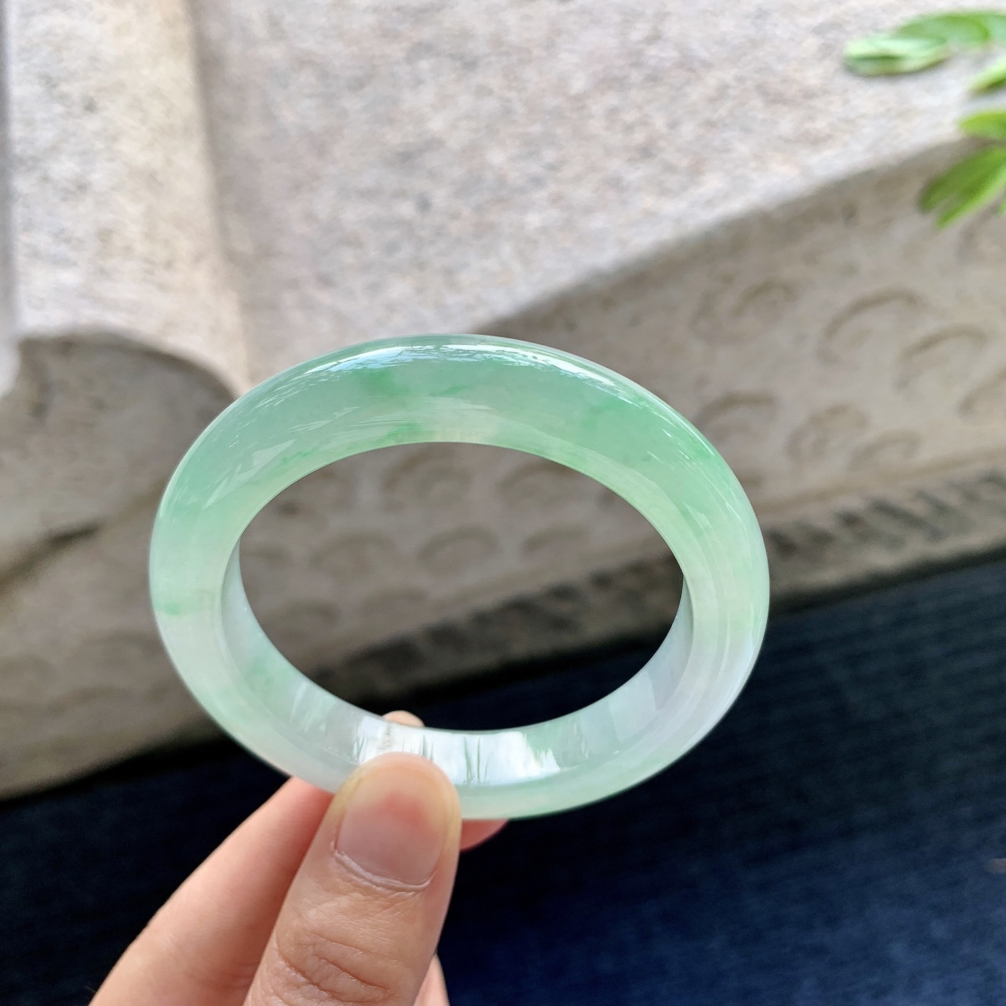 正圈50 51，圈口51.3/10.6/8.6，编码GF082613，糯冰飘绿，水润，种老，细腻，有纹线