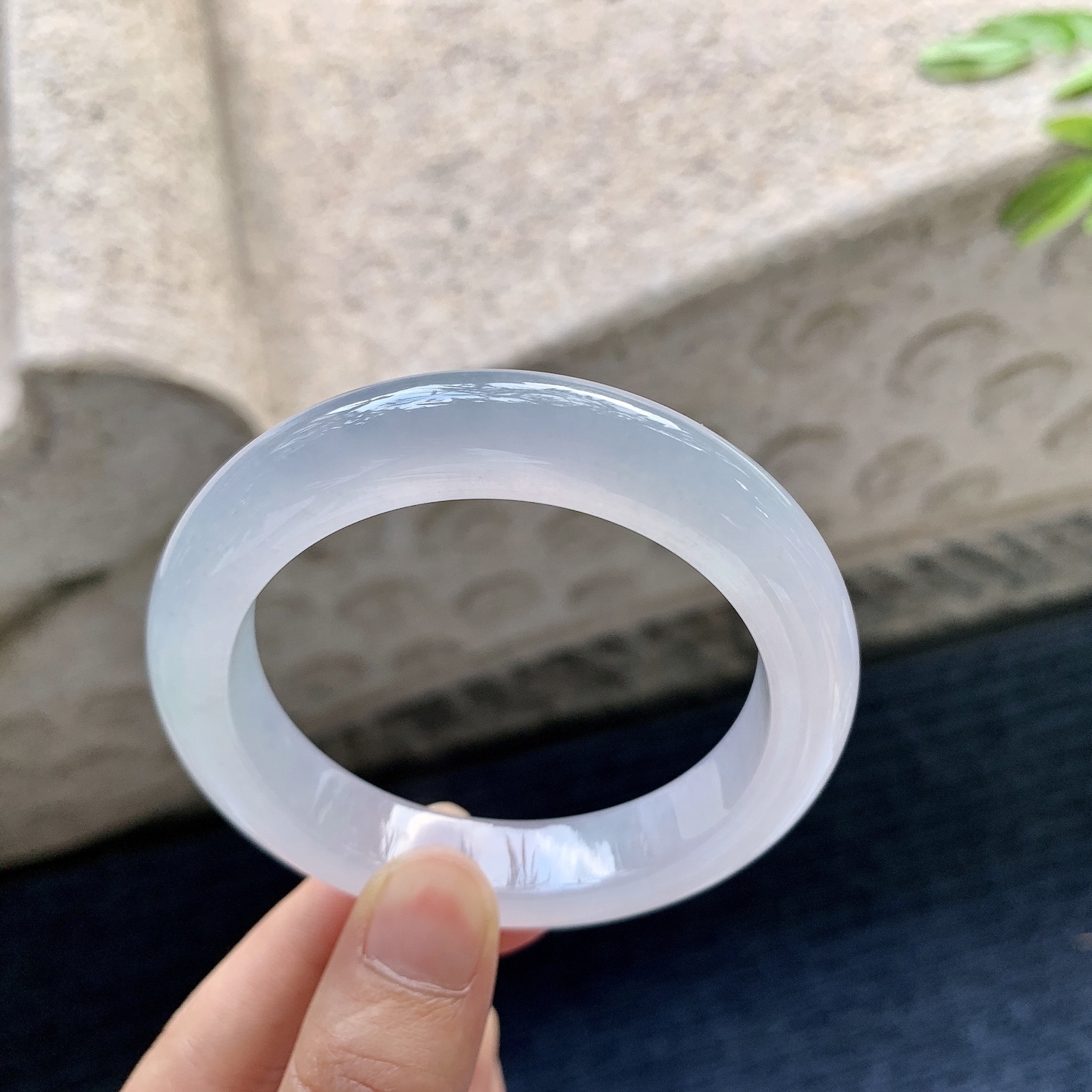 正圈51 52，圈口52.8/11.7/9.1，编码G7082637，冰种，水润，种老，细腻，无裂。