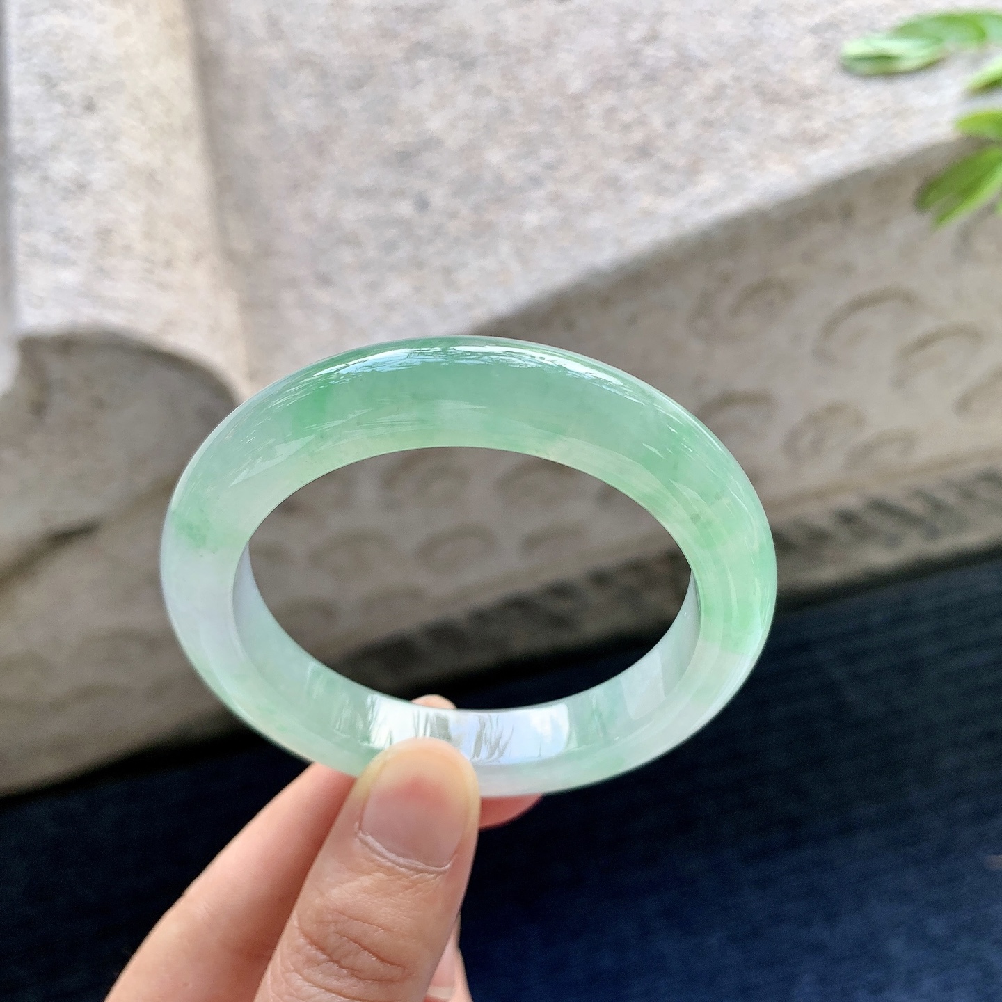 正圈50 51，圈口51.3/10.6/8.6，编码GF082613，糯冰飘绿，水润，种老，细腻，有纹线
