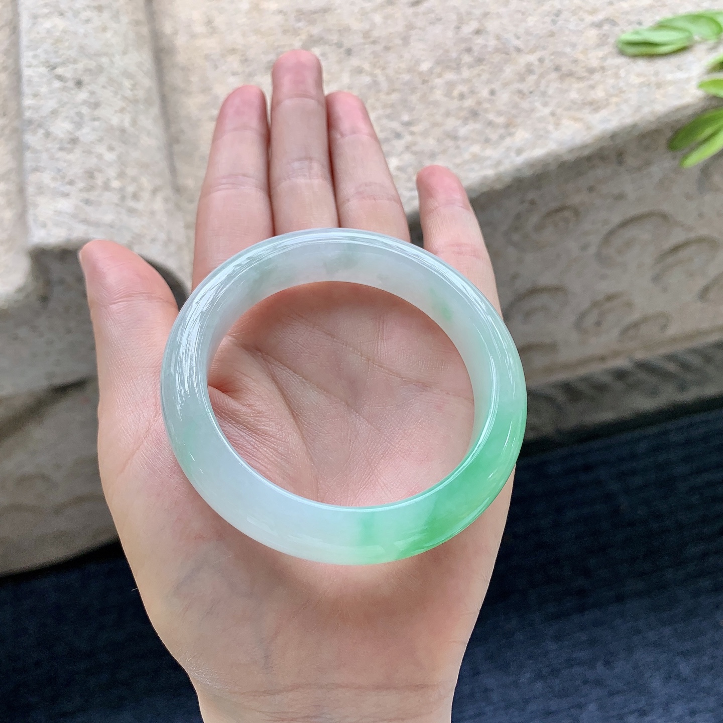 圆条51 52,圈口526/12/8.6,编码BA082623,糯冰飘阳绿，水润，种老，细腻，有纹线