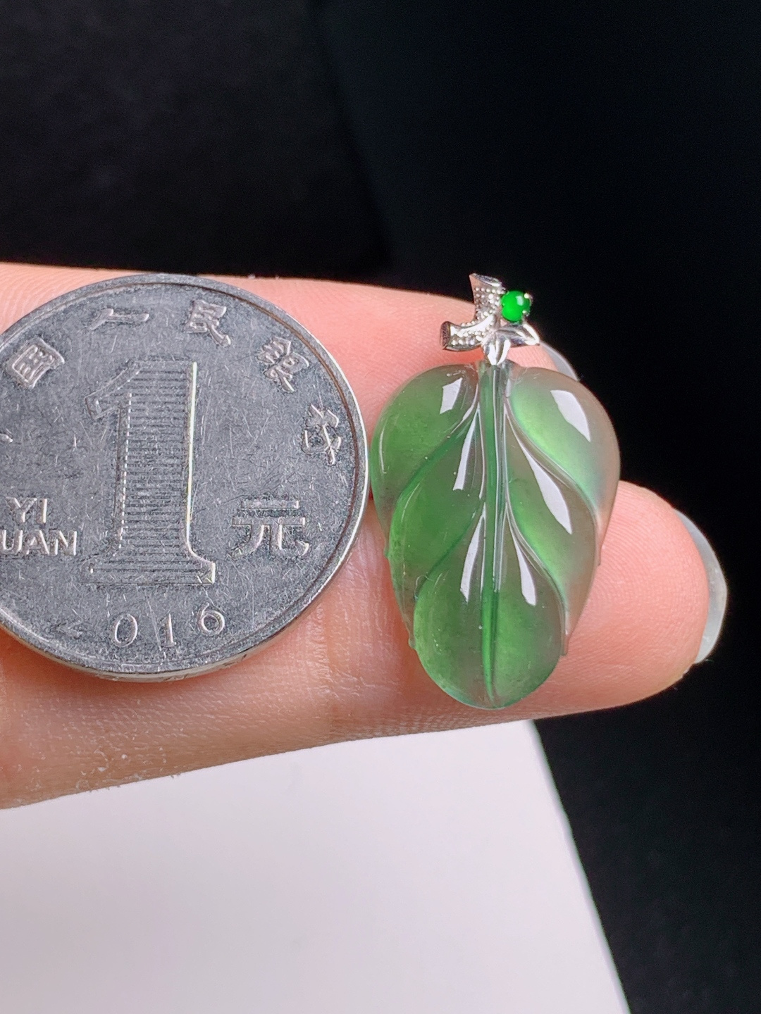 湖水绿树叶吊坠，翠色灵动，光泽饱满，金枝玉叶，裸石20.4-14.6-3.525.7，080822