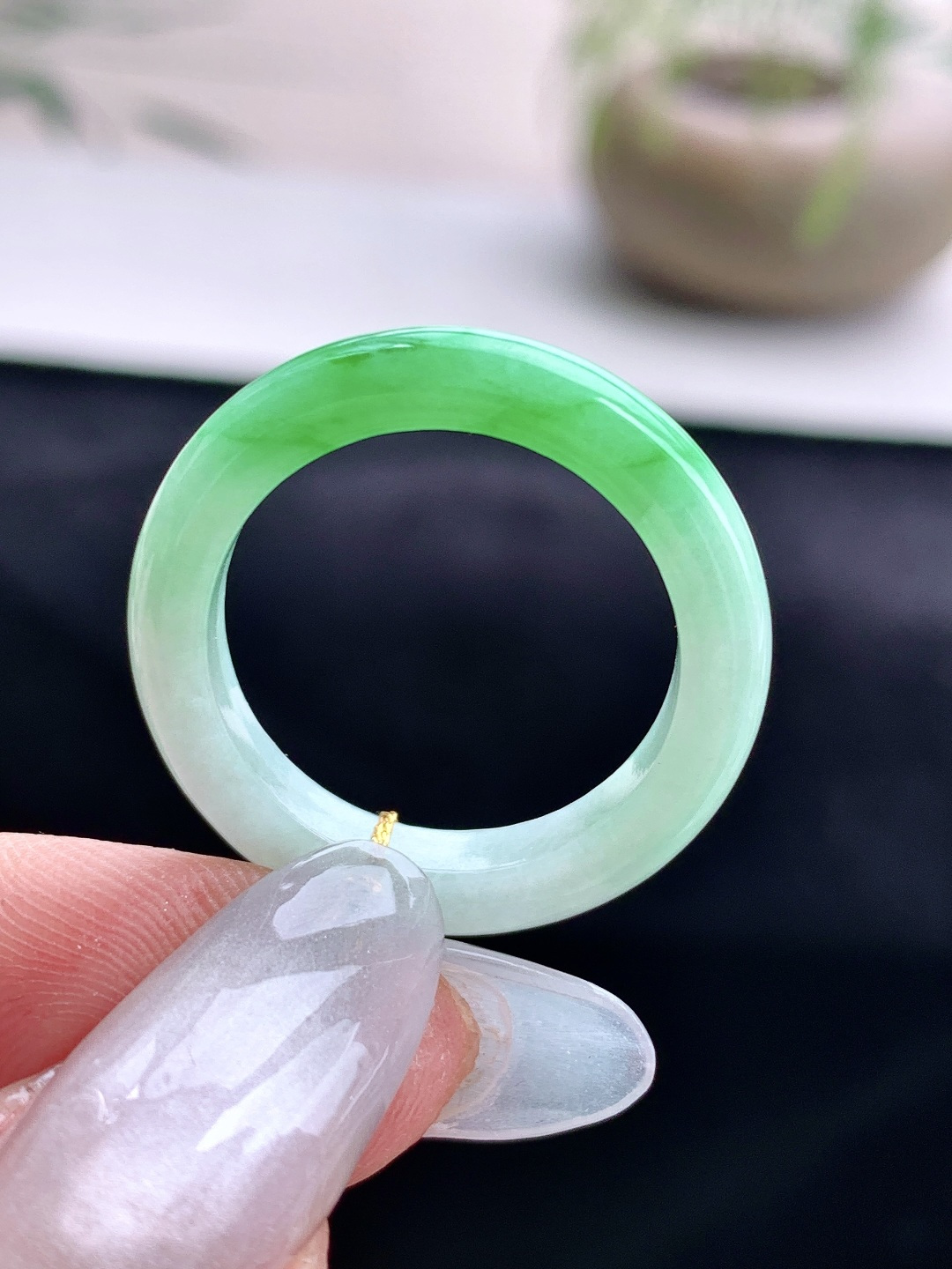 糯冰飘阳绿戒圈指环,性比高,尺寸4.5-3.7,圈口19.5号,重量3.6克