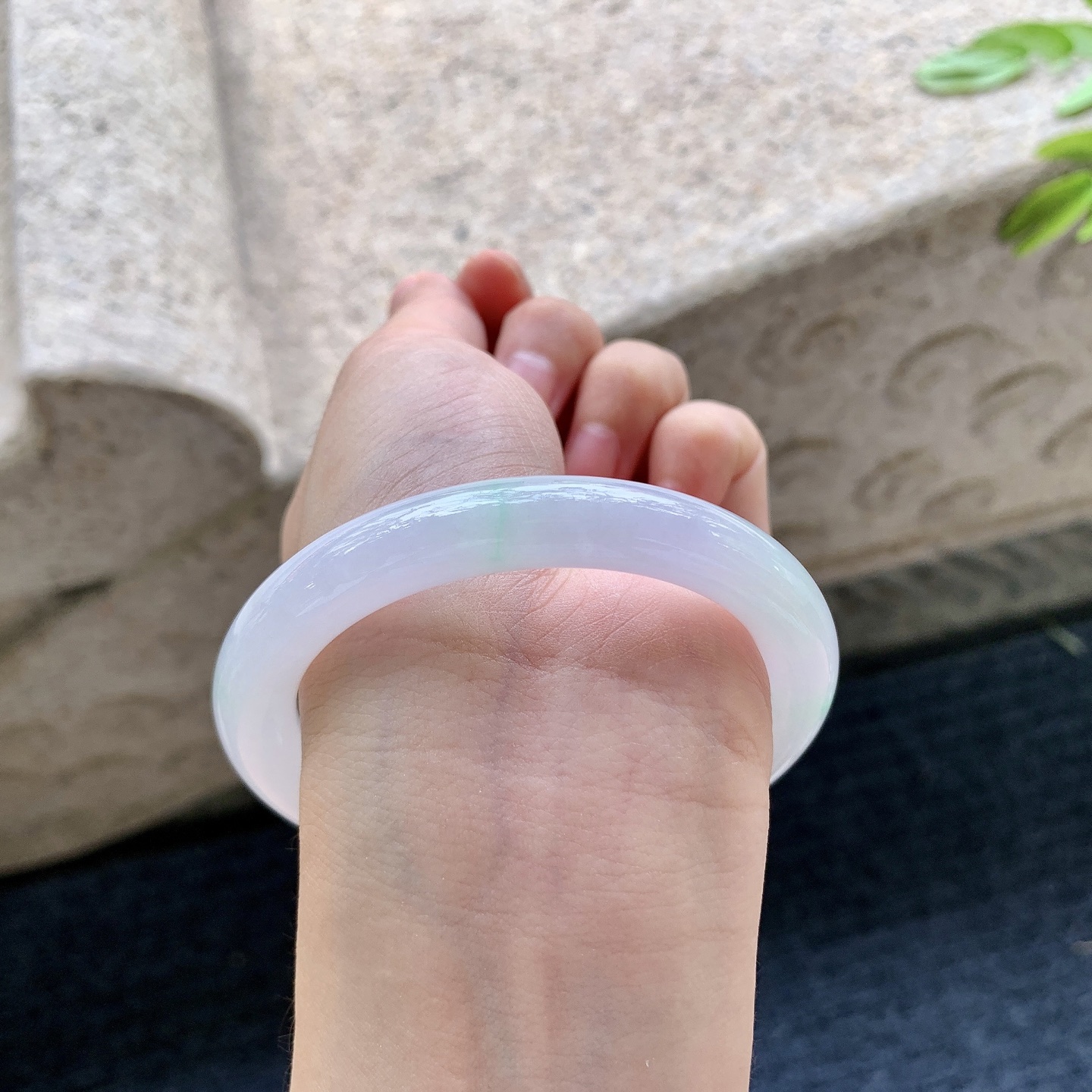 圆条54 55，细糯粉紫飘绿，水润，种老，细腻，无裂。
