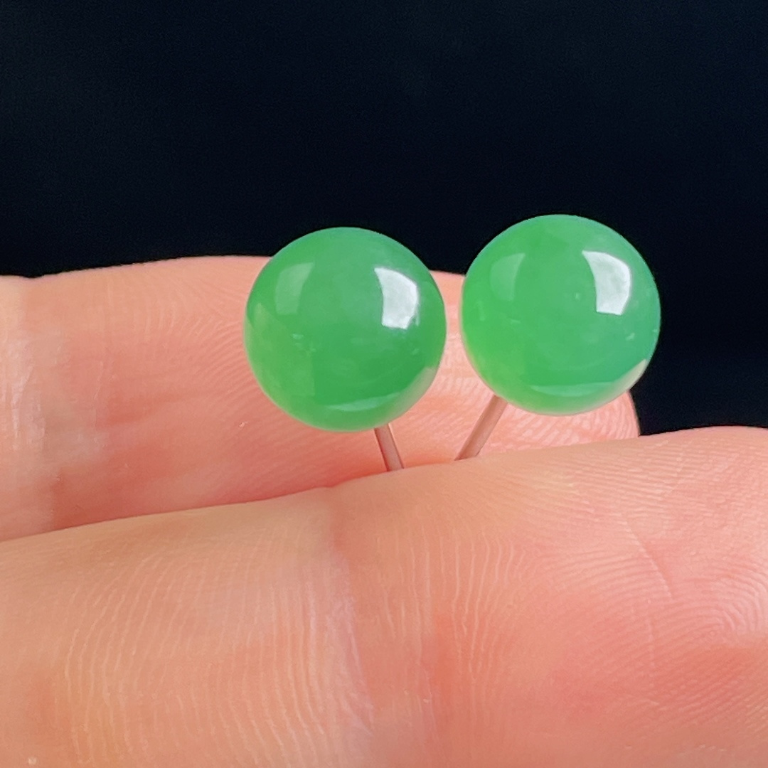 阳绿耳钉，18k镶嵌，老种起光，细底通透，尺寸：裸石8.2mm