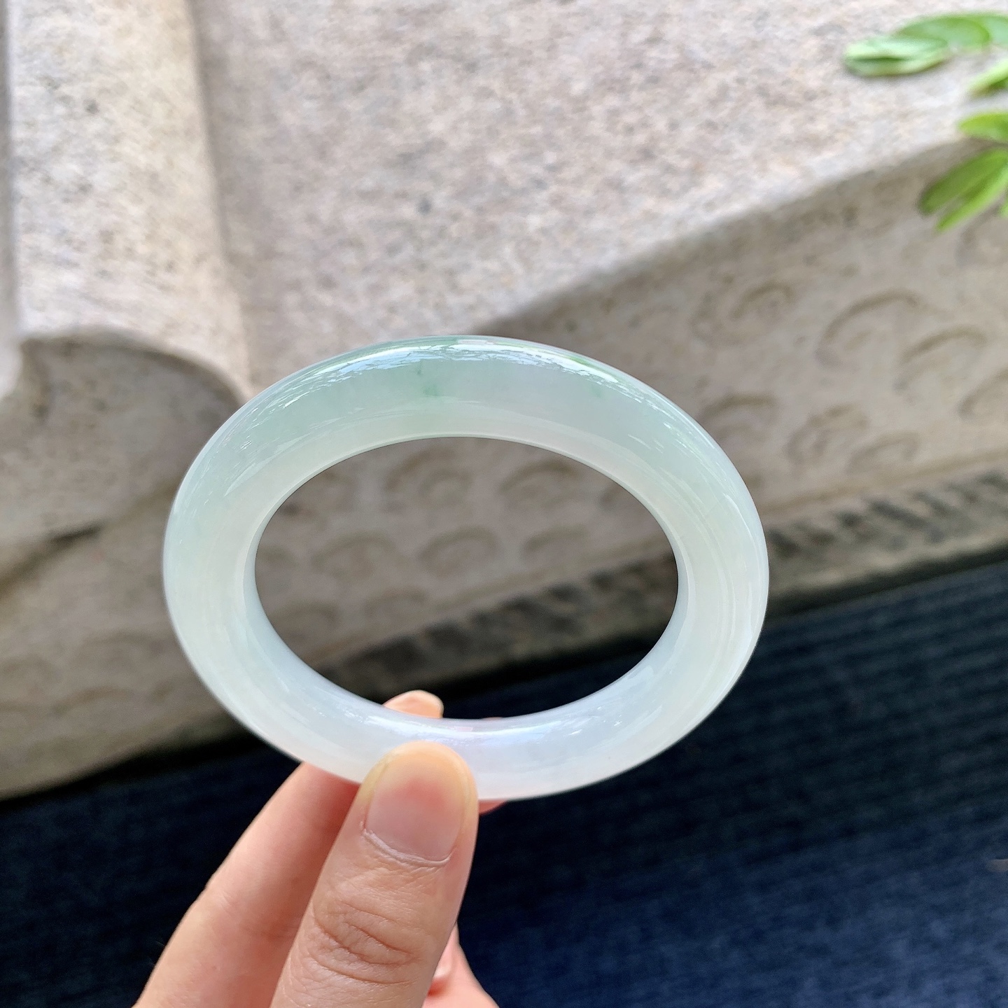 圆条51 52,圈口52.3/10.7/10.5,编码GF082612,描述糯冰飘绿，水润，种老，细腻，打灯有纹线