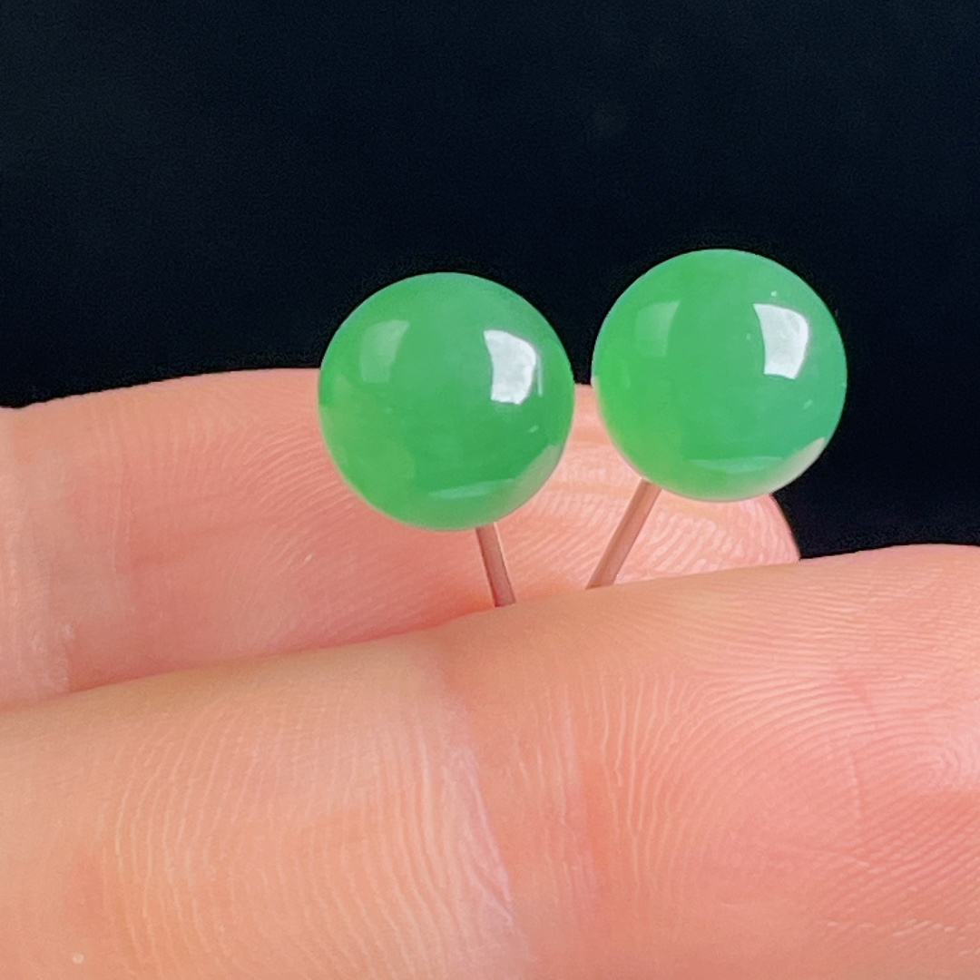 阳绿耳钉，18k镶嵌，老种起光，细底通透，尺寸：裸石8.2mm