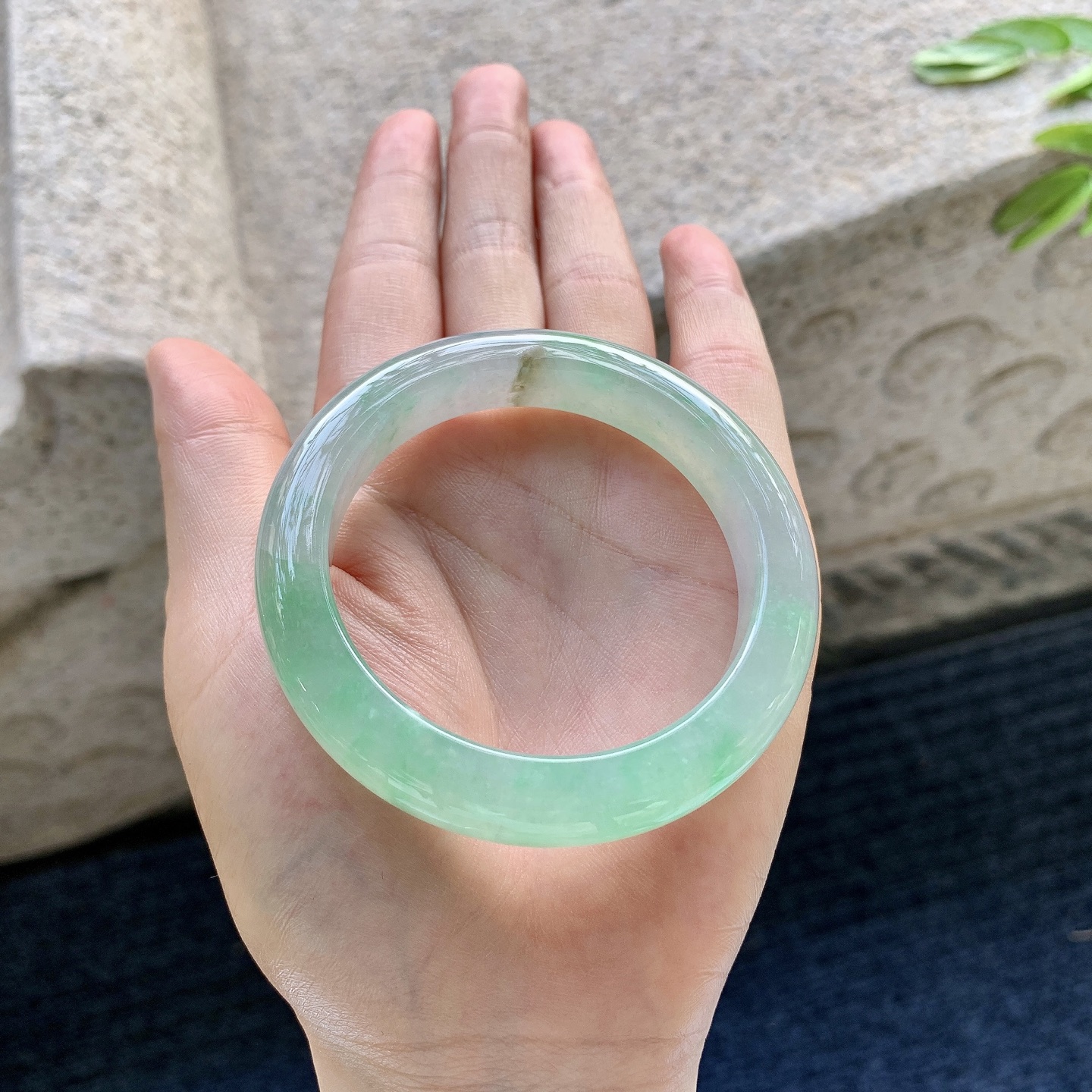 正圈50 51，圈口51.3/10.6/8.6，编码GF082613，糯冰飘绿，水润，种老，细腻，有