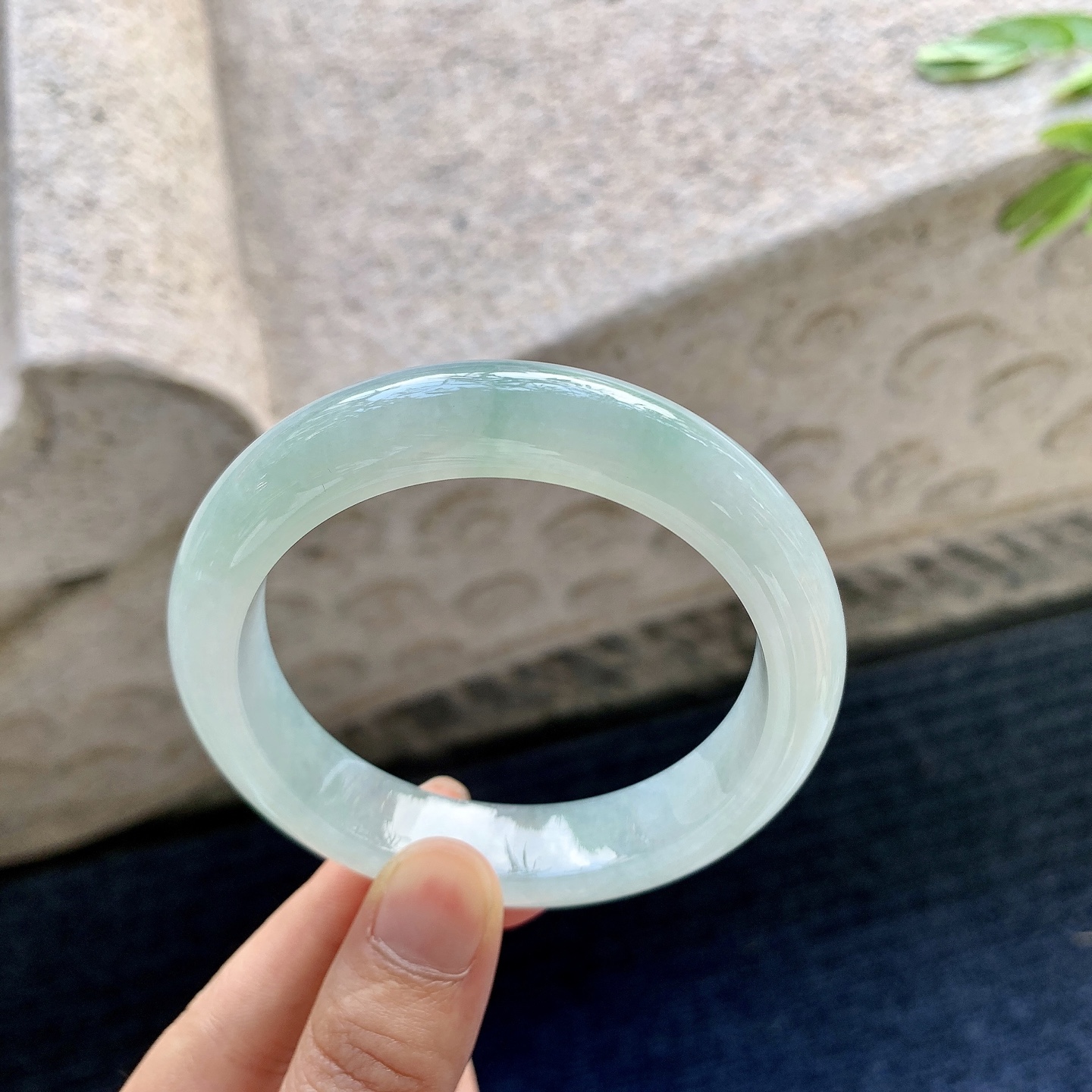 正圈54 55,圈口55.8/12.2/8.8,编码W6082652,描述细糯飘绿，水润，种老，细腻，无裂