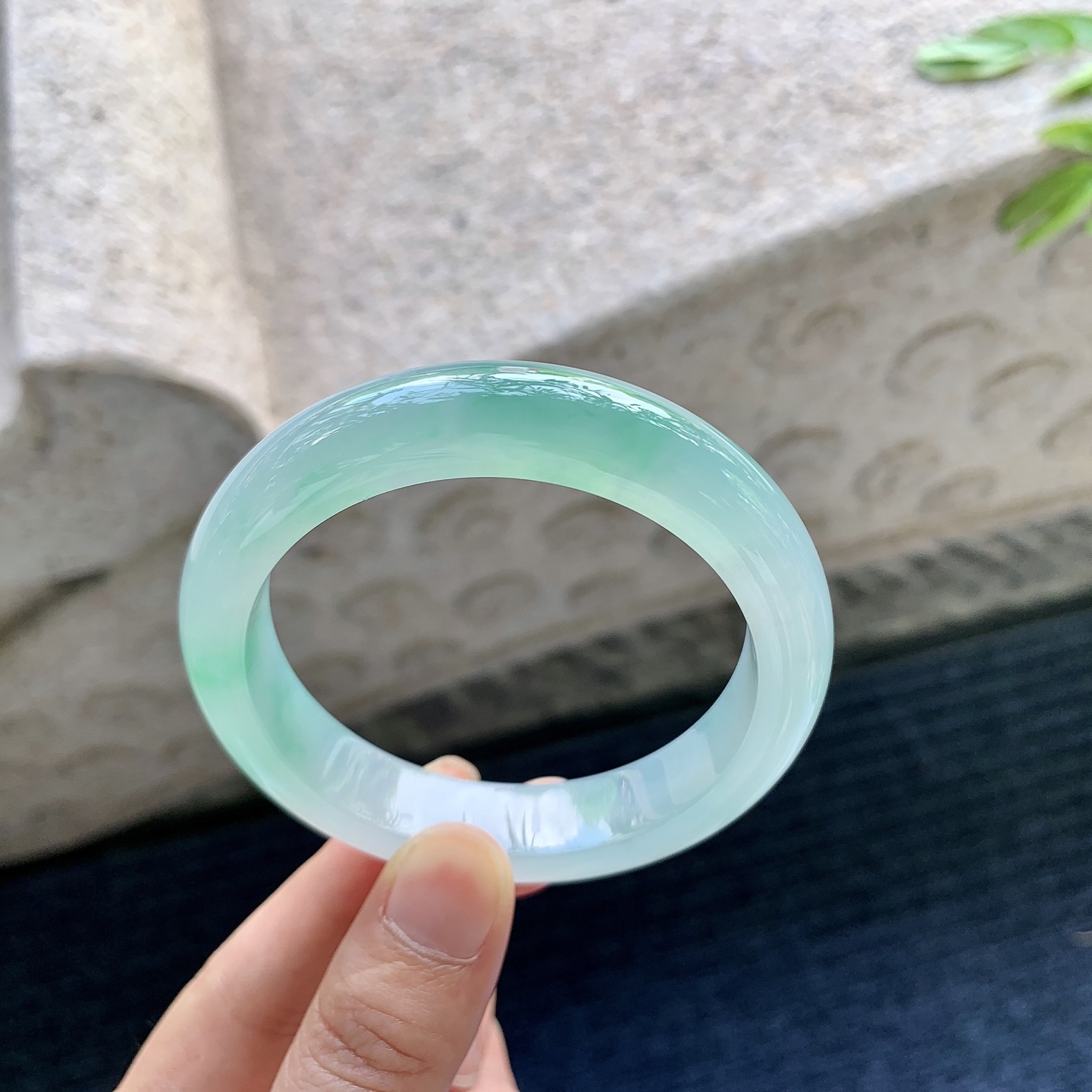 正圈53 54,圈口54/12.1/8.5,编码G7082639,描述冰糯飘绿，水润，种老，细腻，无裂