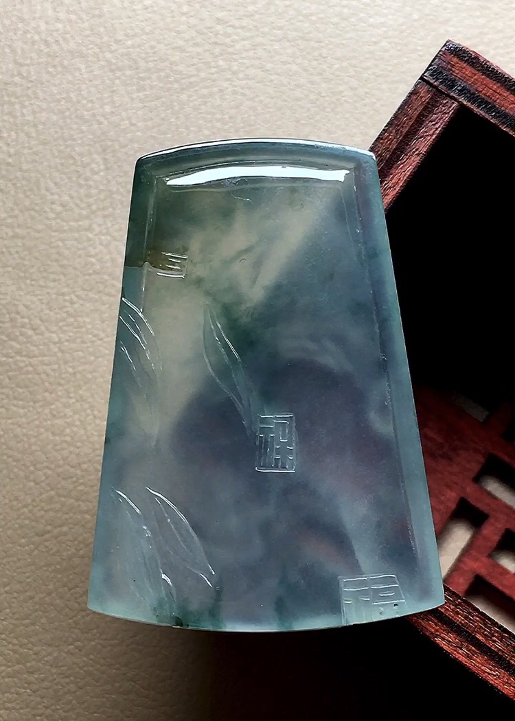 冰种飘花素牌，飘花灵动漂亮，工艺精细，品相，无裂，尺寸40*27.6*5