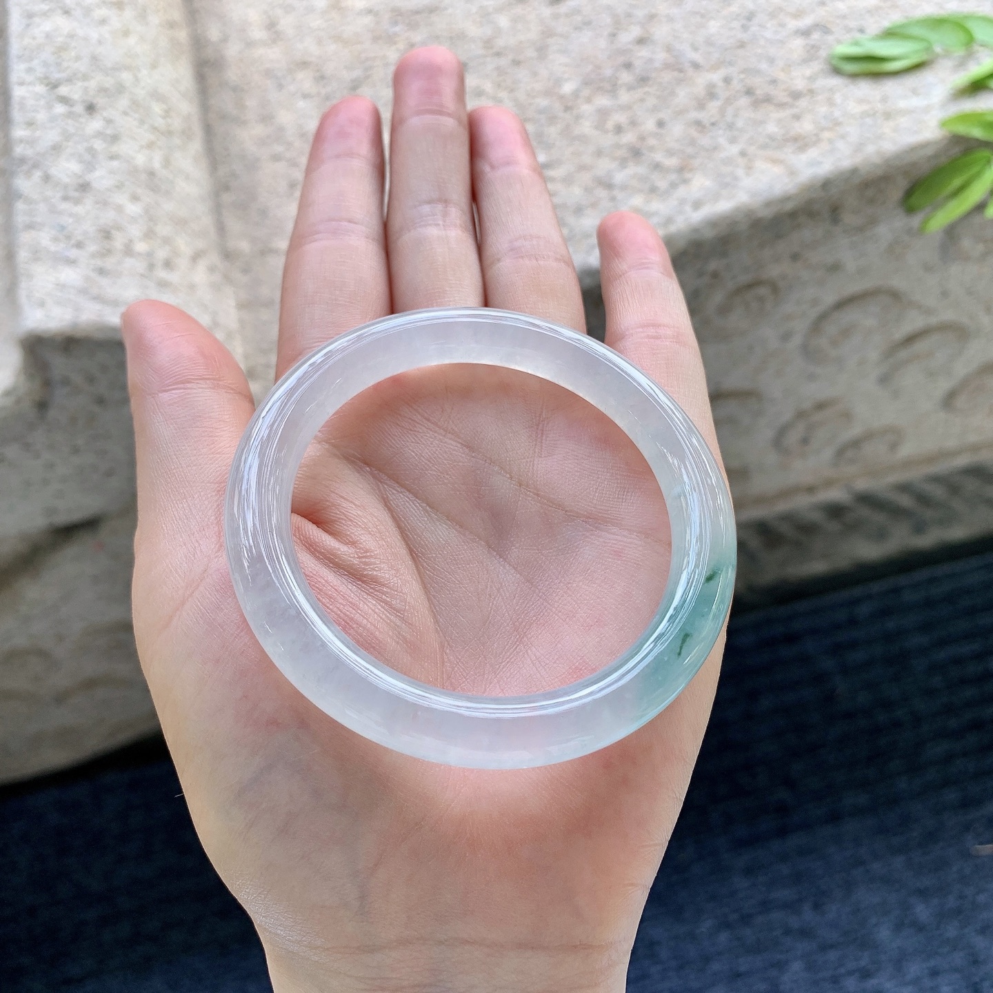 圆条52 53，圈口53.2/8.2/8.5，编码BA082631，冰飘绿，清透，水润，种老，细腻，无裂。