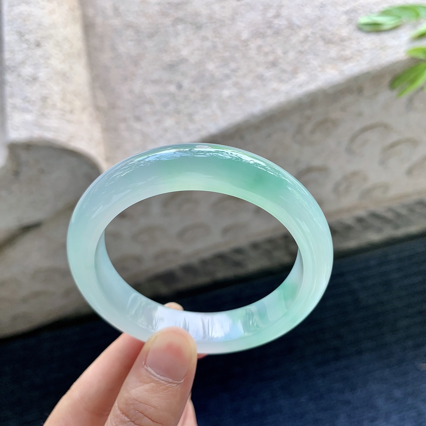正圈53 54,圈口54/12.1/8.5,编码G7082639,描述冰糯飘绿，水润，种老，细腻，无裂