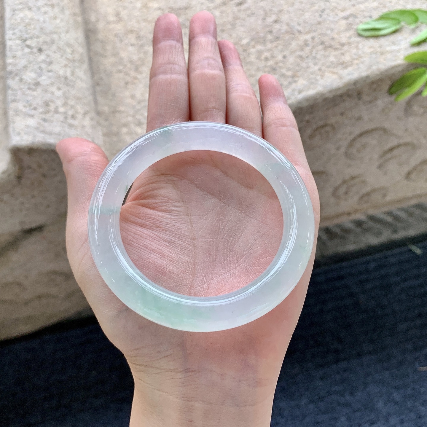 圆条54 55,圈口55.4/10.2/10.1,编码C11082604,描述冰糯飘绿，水润，种老，细腻，有棉线