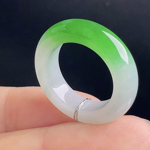 ️阳绿指环，老种起光，细底通透，尺寸：6.3/4圈口15mm0825