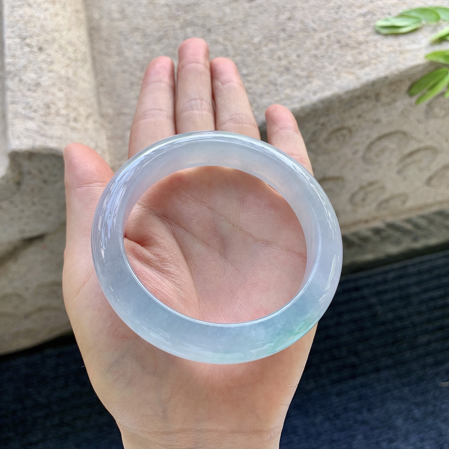 正圈57 58,圈口58.2/13/9.3,编码B2082647,描述冰糯飘绿，水润，种老，细腻，打