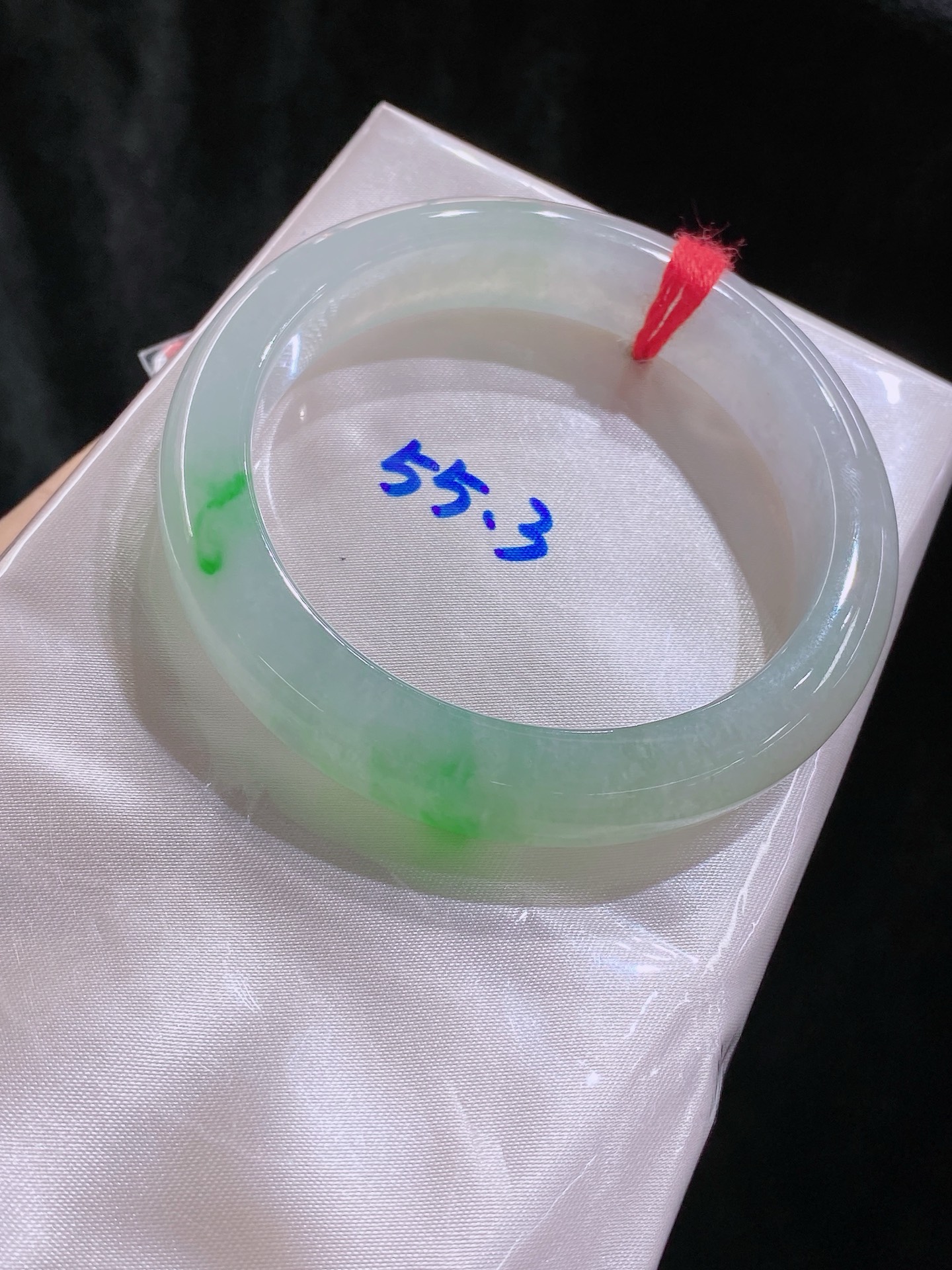 冰飘绿正圈手镯，种水，色泽夺目，种色兼备，无裂，尺寸55.3/12.5/8.4，B18-625