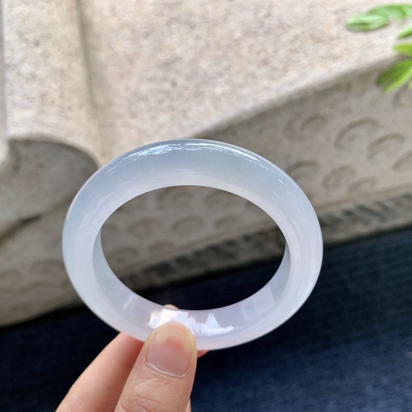 正圈51 52，圈口52.8/11.7/9.1，编码G7082637，冰种，水润，种老，细腻，无裂。