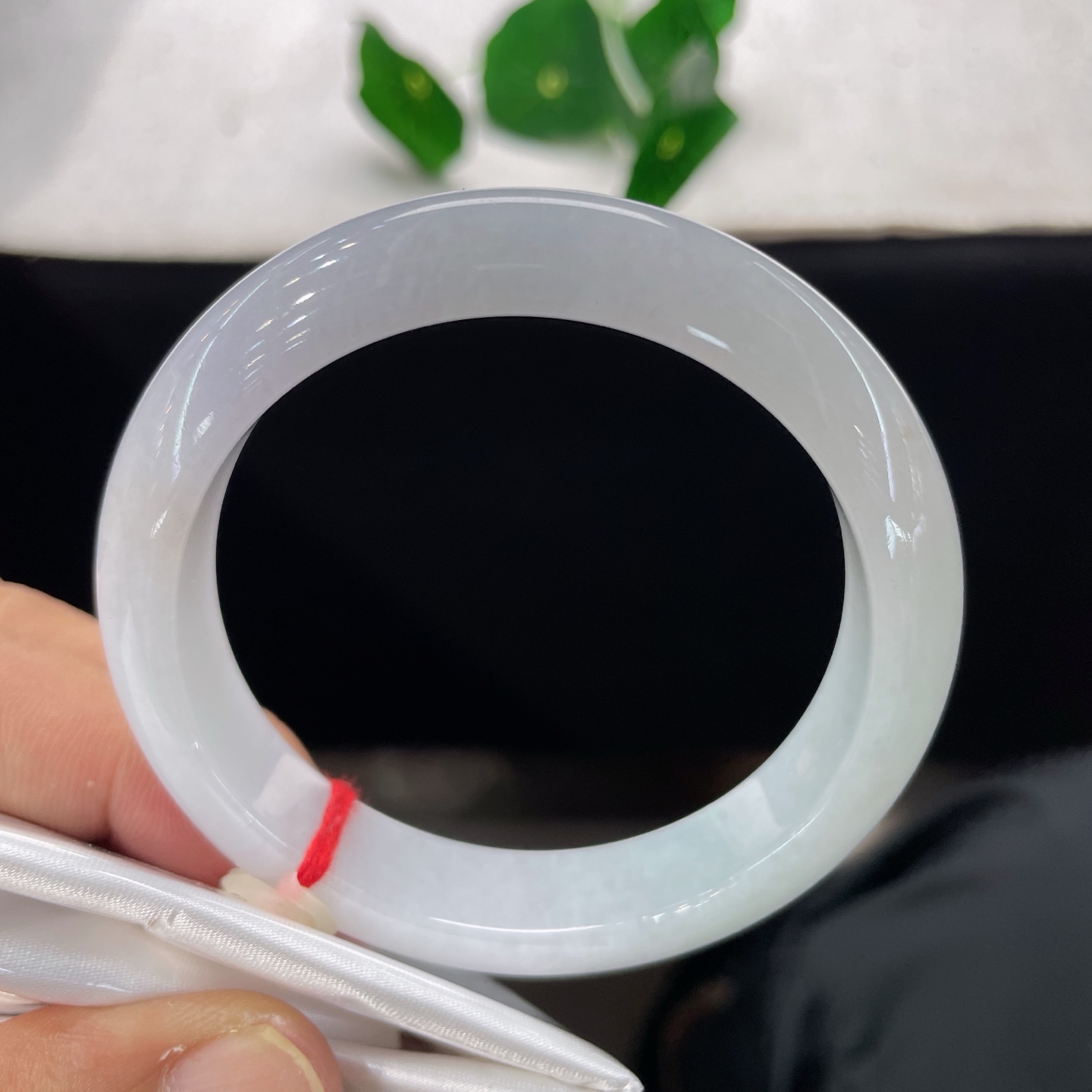 翡翠手镯 圈口56.7/12.2/8.2，淡紫底正圈，56/57可戴，干净素雅，清静安然，无裂。
