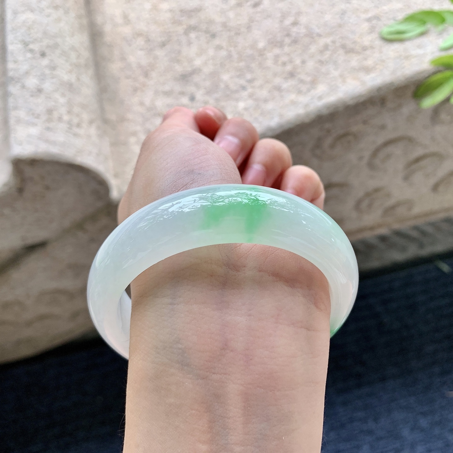 正圈57 58，圈口58/16.6/8.5，编码G9082634，描述冰糯飘绿，种老，细腻，打灯有絮线