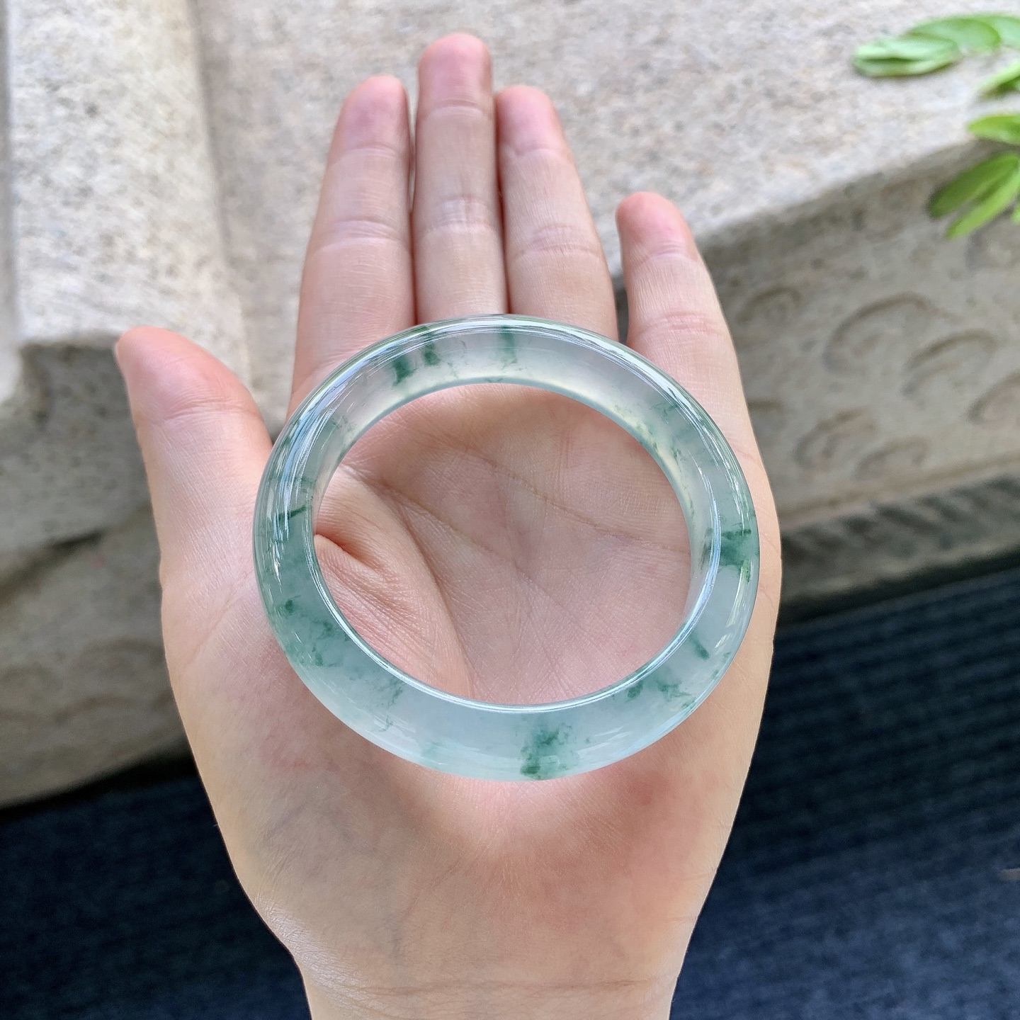 正圈48 49，圈口49.3/10.7/7.8，编码BA082630，描述冰飘花，清透，水润，种老，细腻，无裂。