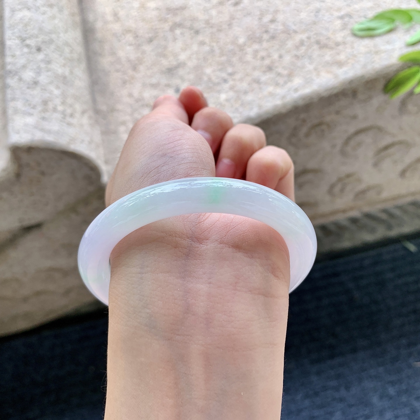 圆条54 55，细糯粉紫飘绿，水润，种老，细腻，无裂。