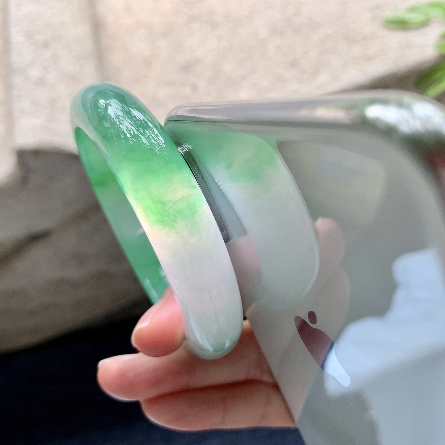 正圈53 54，圈口54.8/13/9.2，编码G7082641，描述冰糯飘绿，水润，种老，细腻，打灯有棉线
