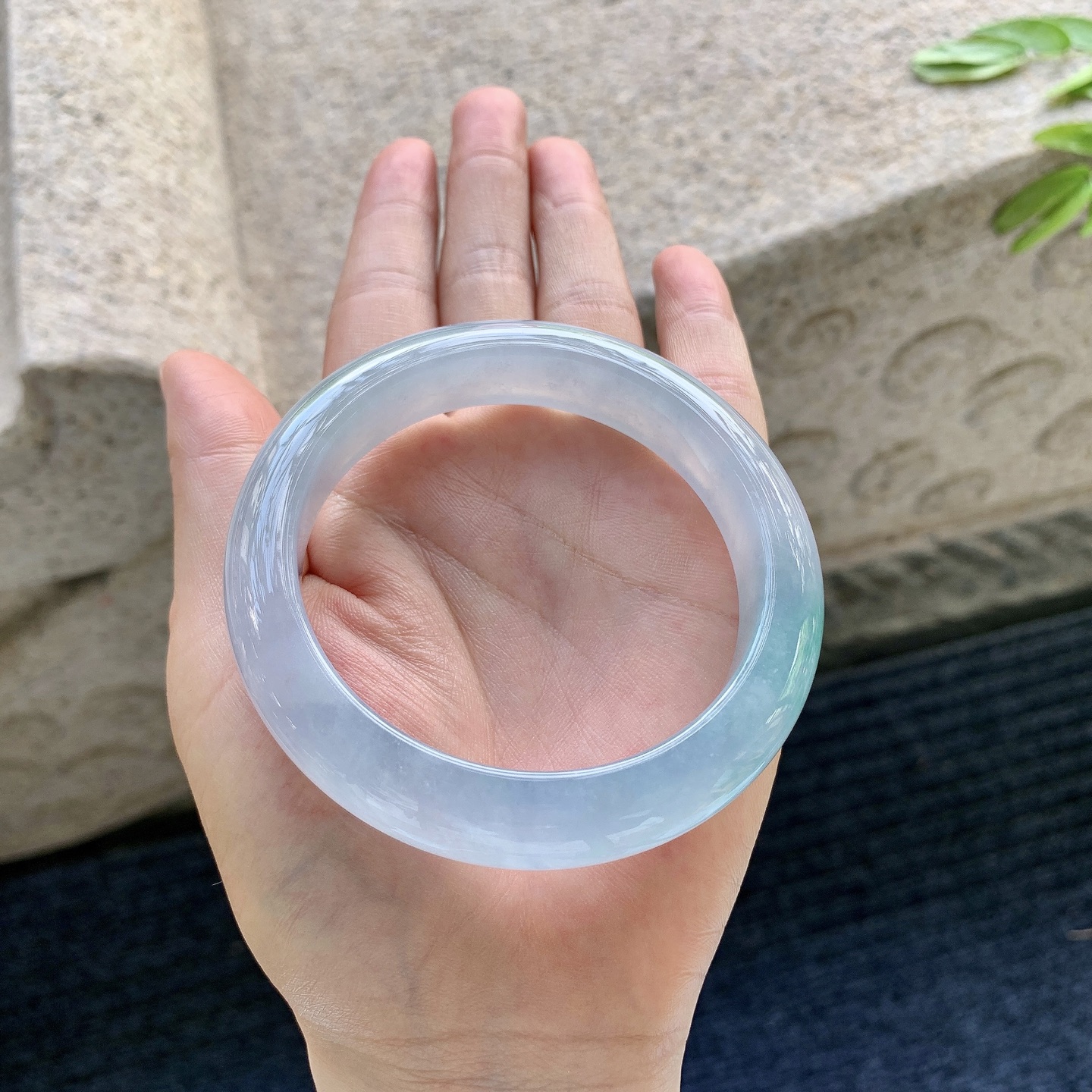 正圈57 58,圈口58.2/13/9.3,编码B2082647,描述冰糯飘绿，水润，种老，细腻，打灯有絮线