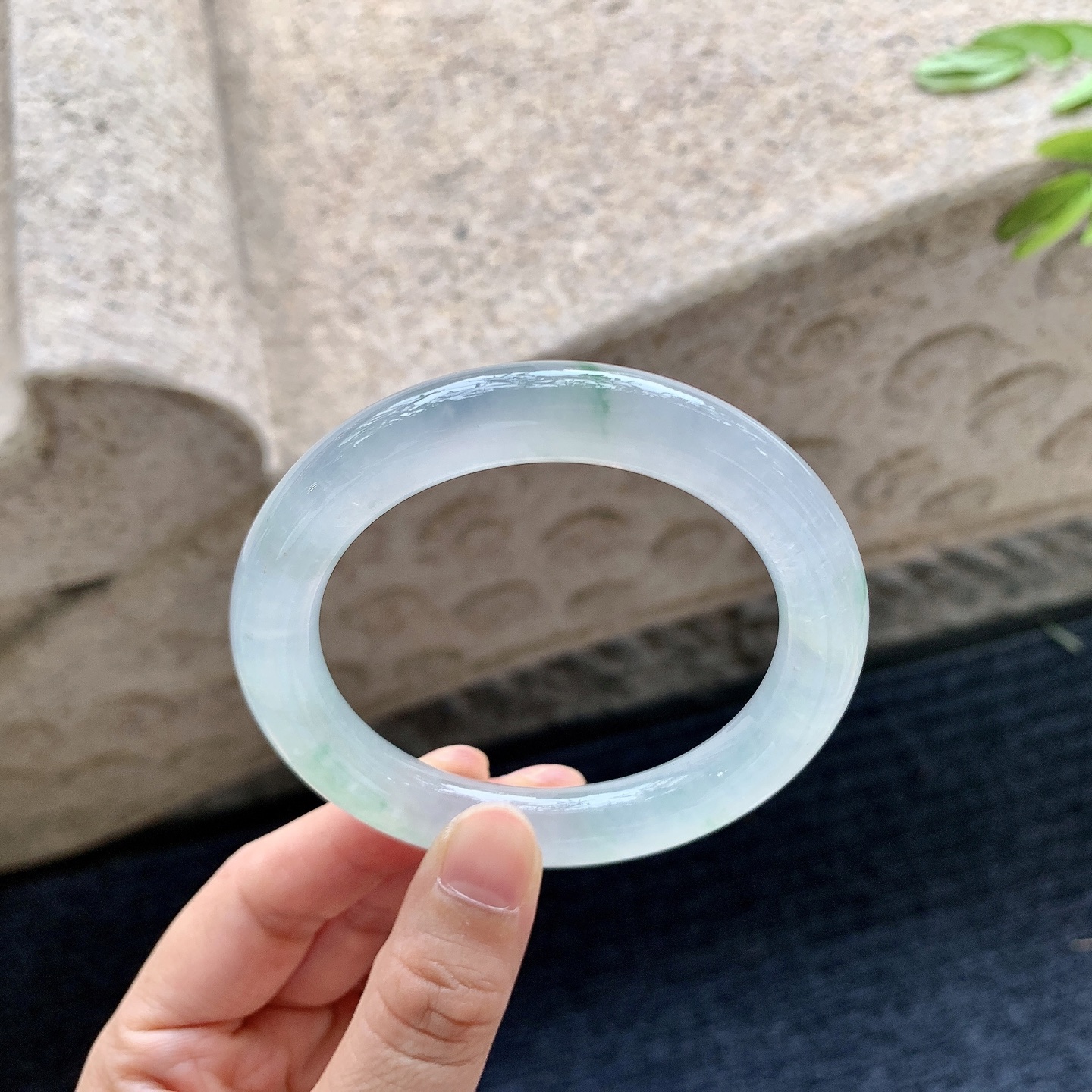 圆条54 55,圈口55.4/10.2/10.1,编码C11082604,描述冰糯飘绿，水润，种老，细腻，有棉线
