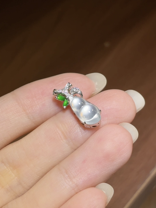 18K金镶嵌冰葫芦吊坠，尺寸：17.7×7×5.3，裸石12.3×6.6×3