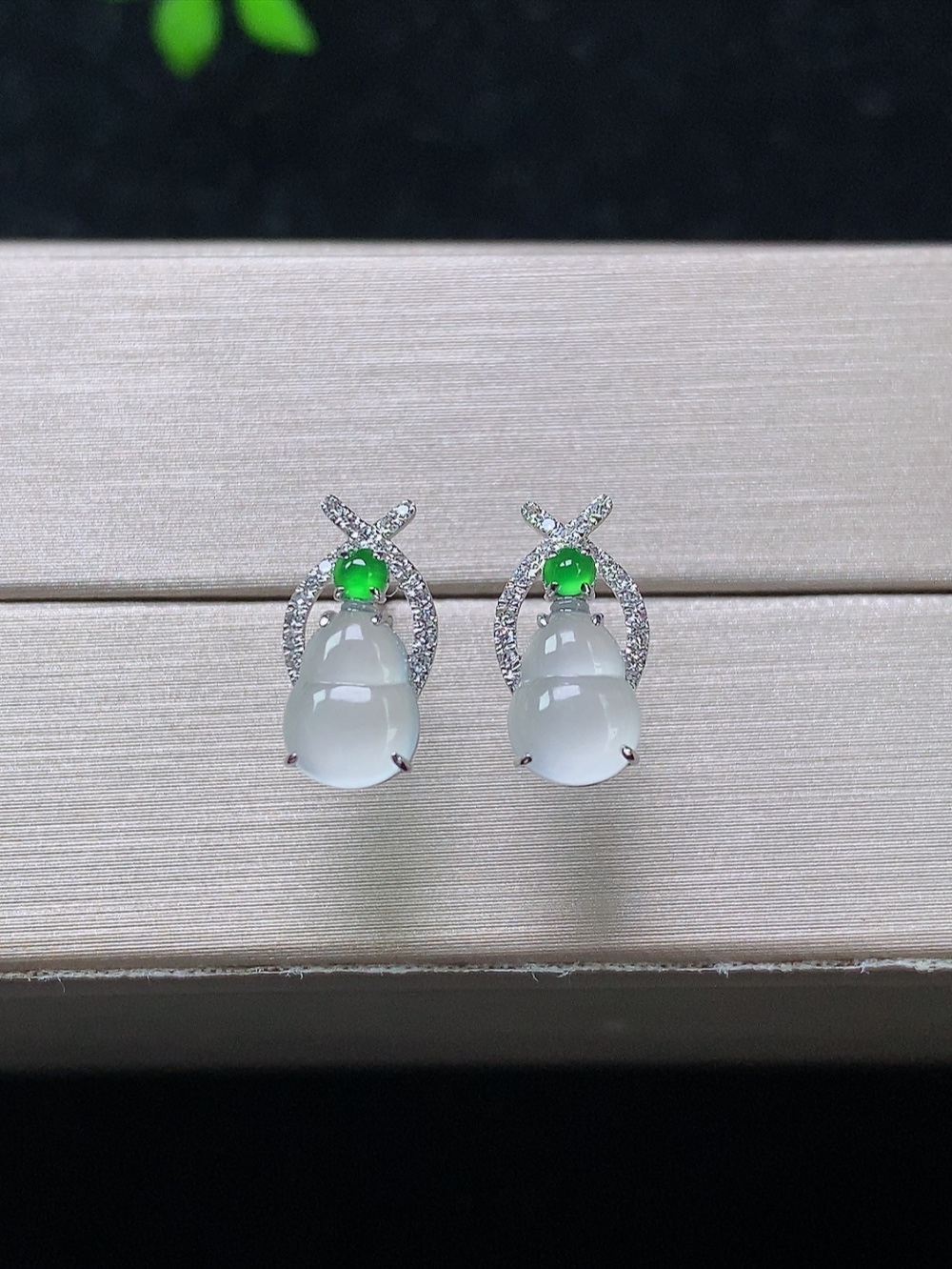 18k金镶冰种葫芦耳钉，无裂，裸石尺寸7.2-5.5-2.0mm,825haay
