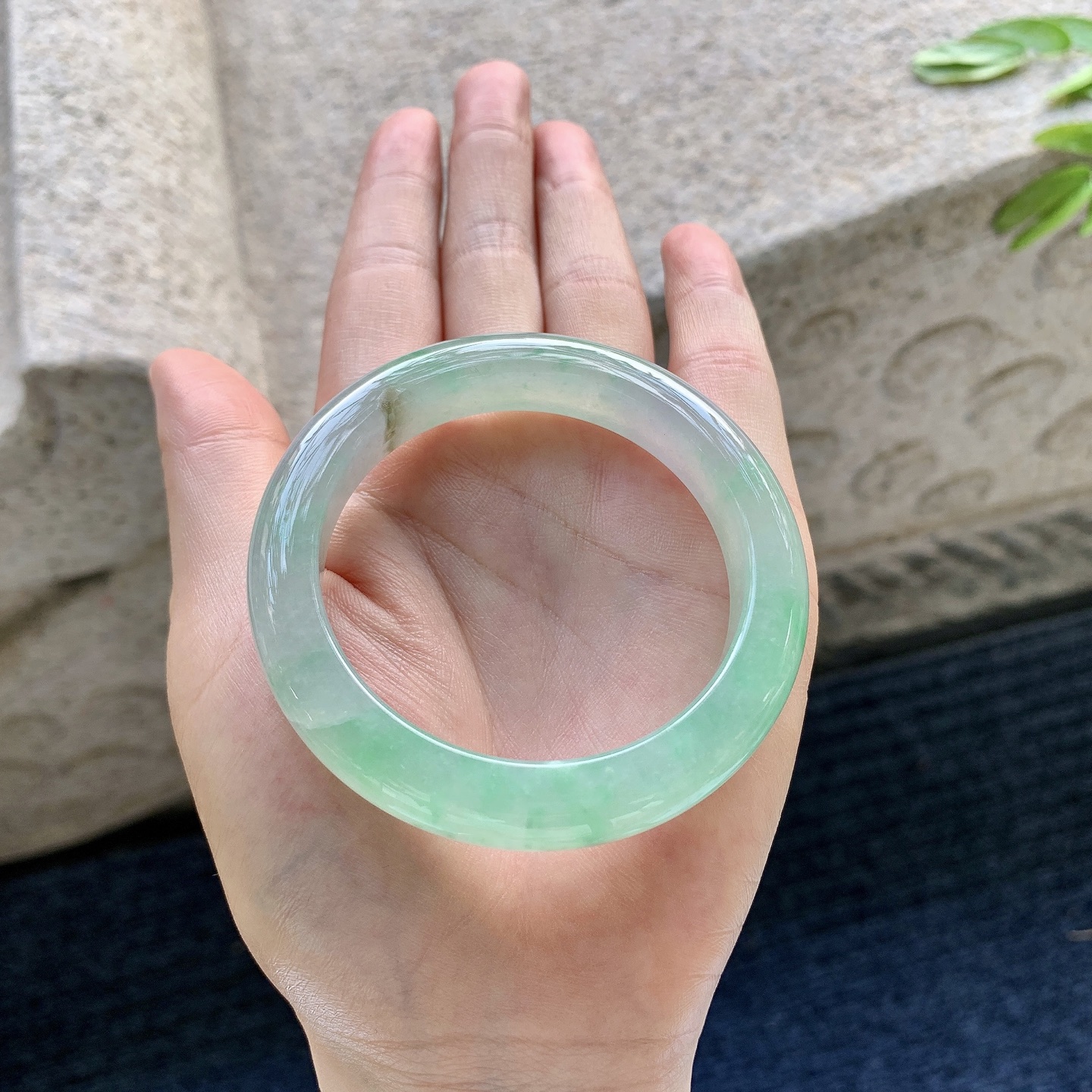 正圈50 51，圈口51.3/10.6/8.6，编码GF082613，糯冰飘绿，水润，种老，细腻，有纹线